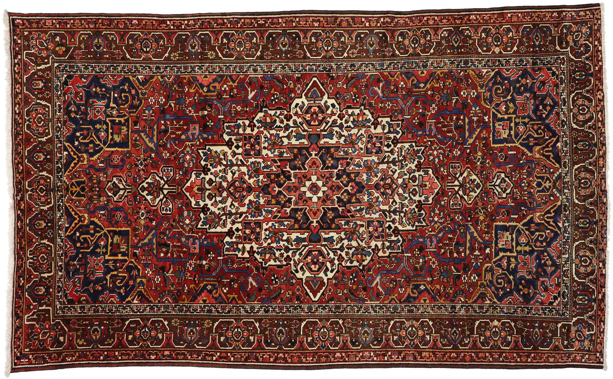 Persischer Bakhtiari-Teppich von 1910 mit englischem Landhausstil im Angebot 4