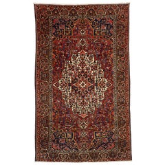 Tapis persan antique Bakhtiari avec manoir de style campagnard anglais