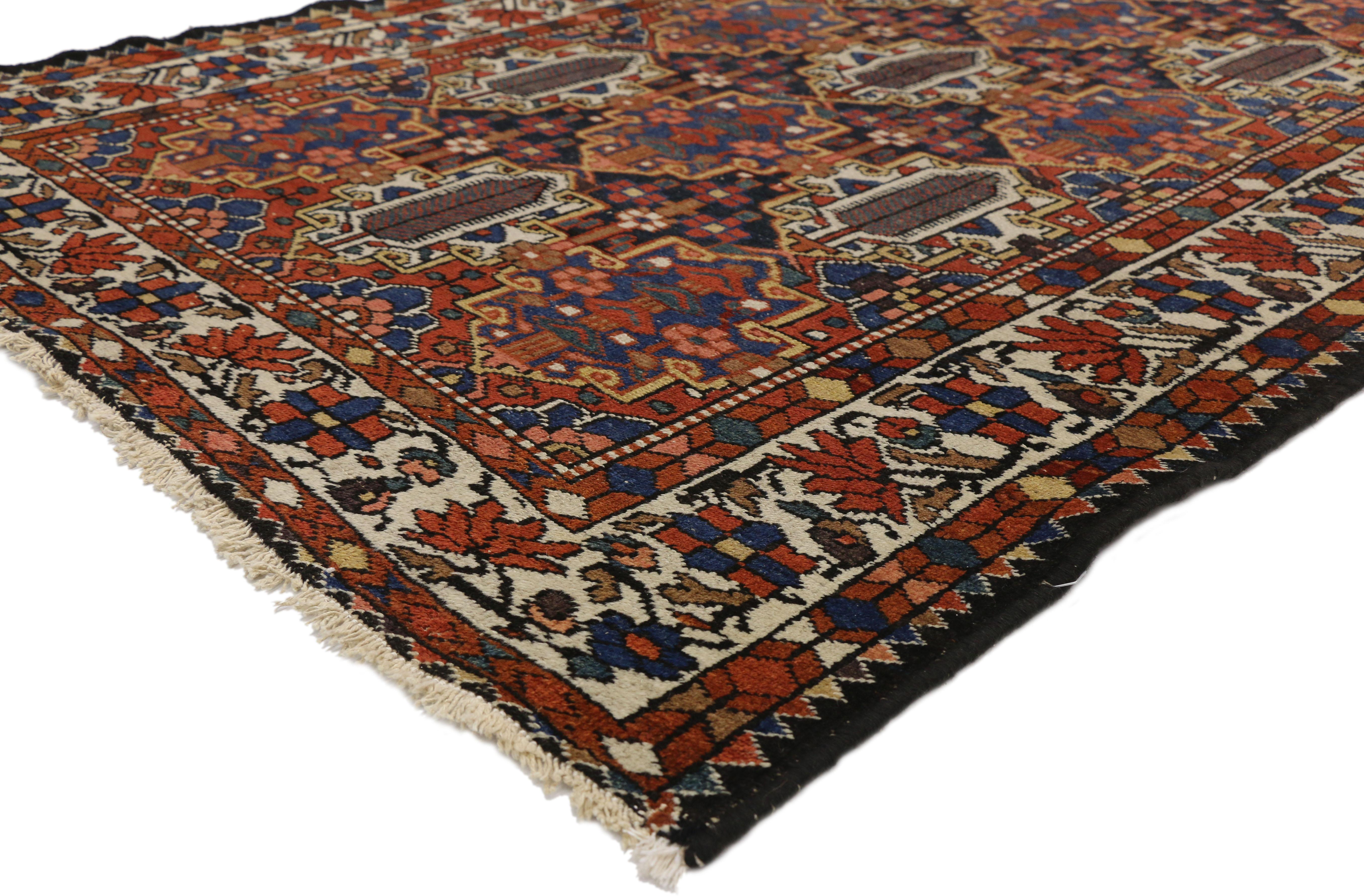 73283, antiker persischer Bakhtiari-Teppich im amerikanischen Kolonialstil. Mit einem zeitlosen botanischen Muster und naturalistischen Designelementen erhält dieser handgeknüpfte, antike persische Bachtiari-Teppich aus Wolle einen gepflegten,
