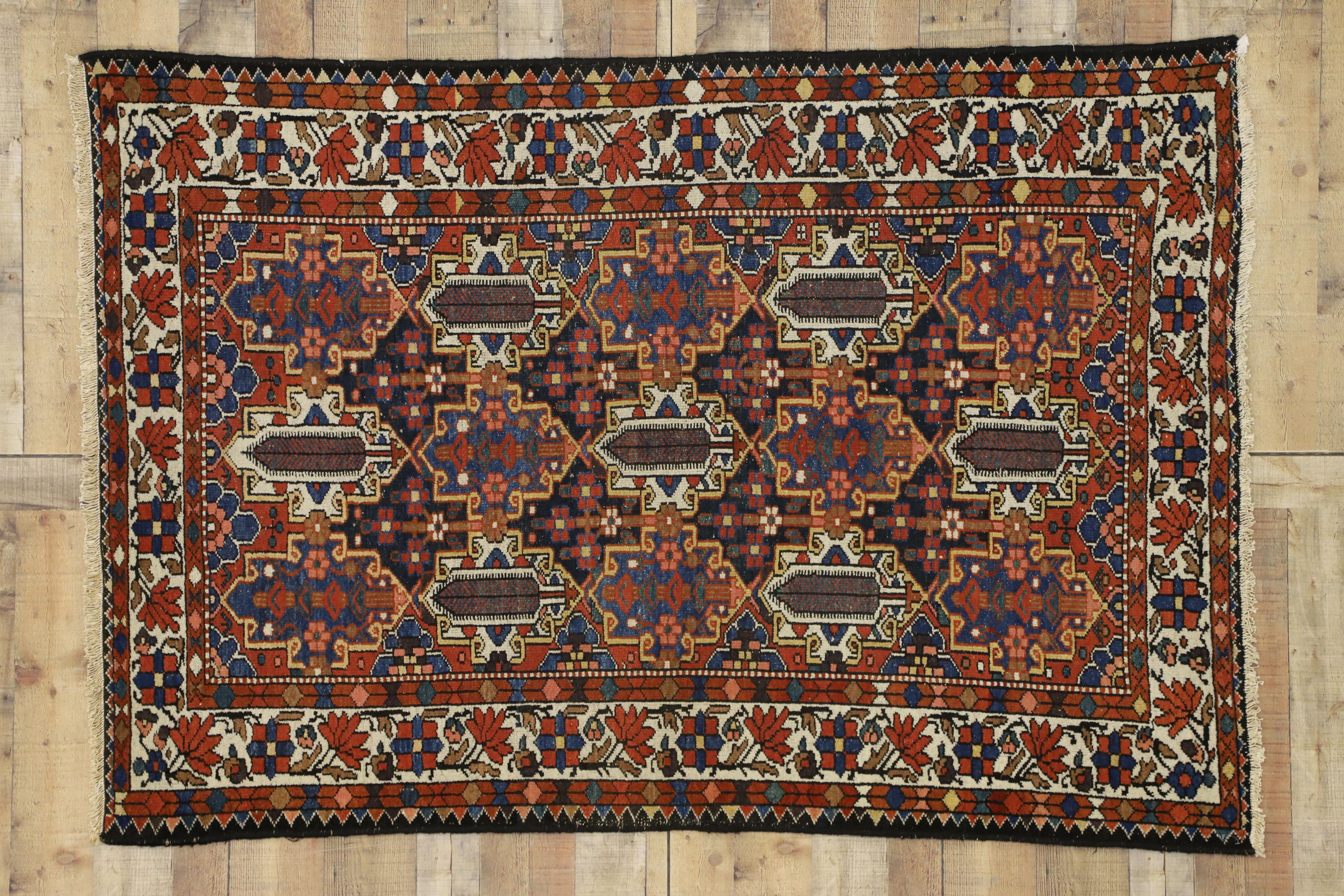 Laine Tapis persan antique Bakhtiari avec style colonial fédéral américain en vente