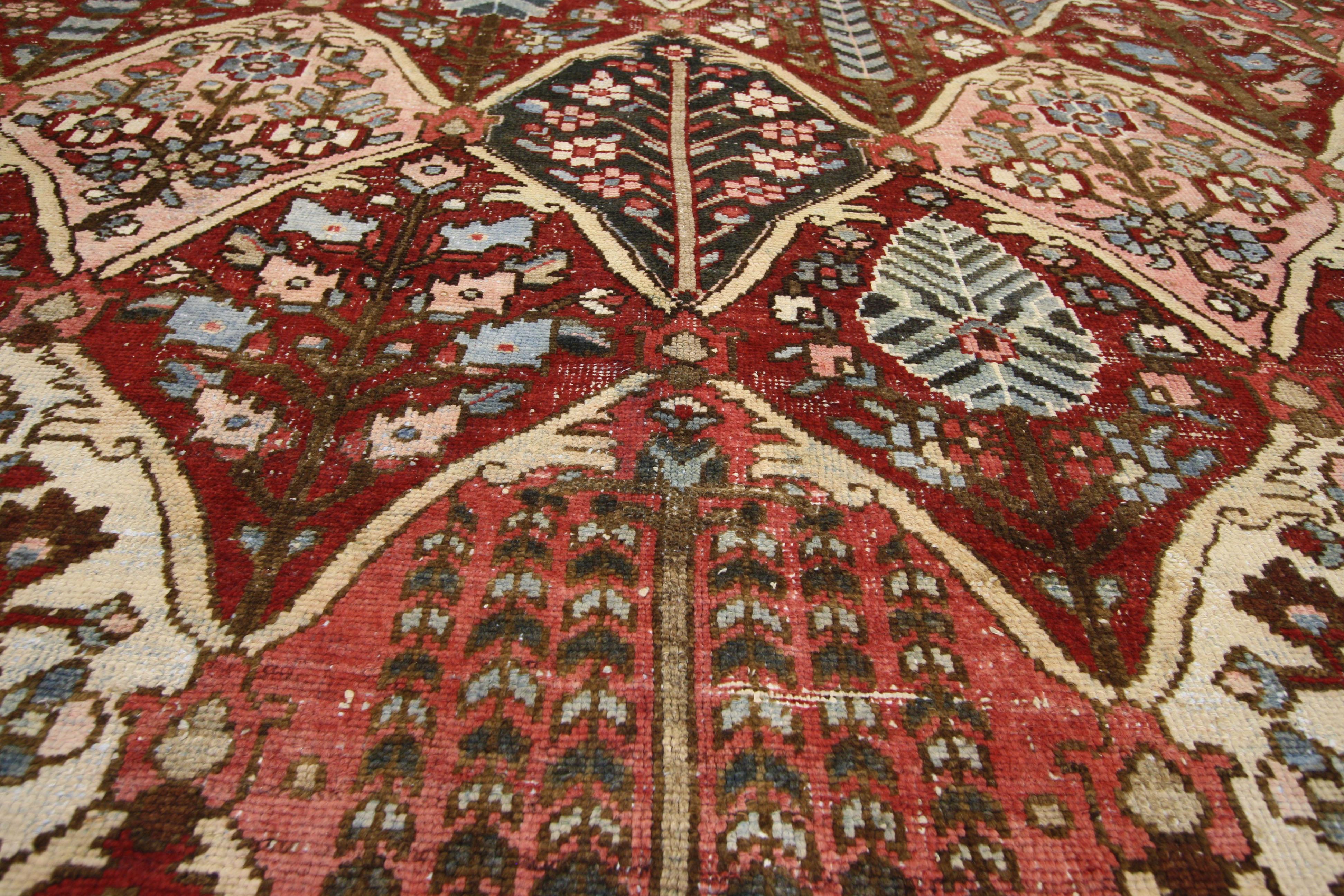 60738, antiker persischer Bakhtiari-Teppich mit Vier-Jahreszeiten-Design und traditionellem Stil. Dieser handgeknüpfte antike persische Bakhtiari-Teppich aus Wolle mit einem Vier-Jahreszeiten-Garten-Panel-Muster zeichnet sich durch einen