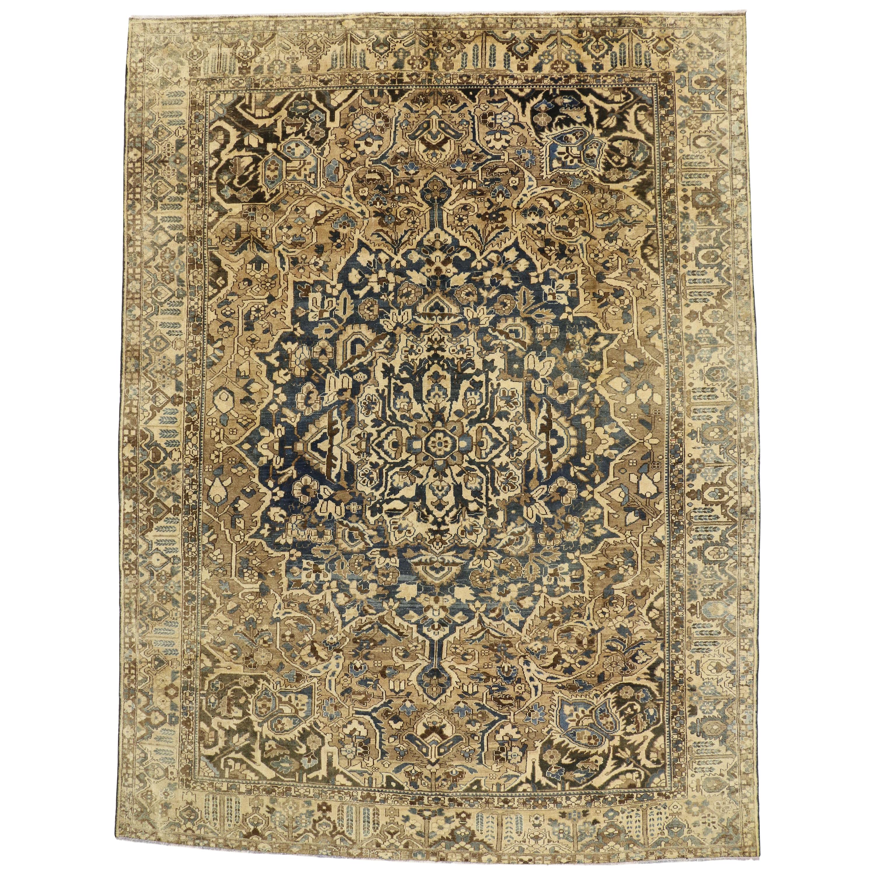 Antiker persischer Bakhtiari-Teppich mit im traditionellen modernen Stil im Angebot