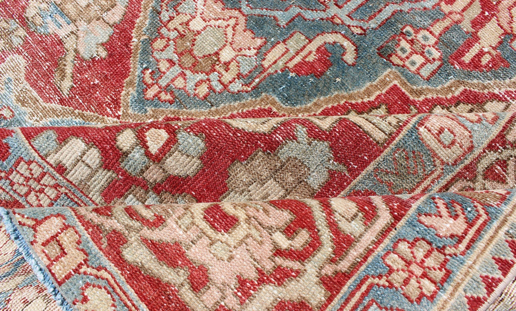 Antiker persischer Bakhtiari-Teppich mit mehrlagigem geblümtem Medaillonmuster und Motiven (Handgeknüpft) im Angebot
