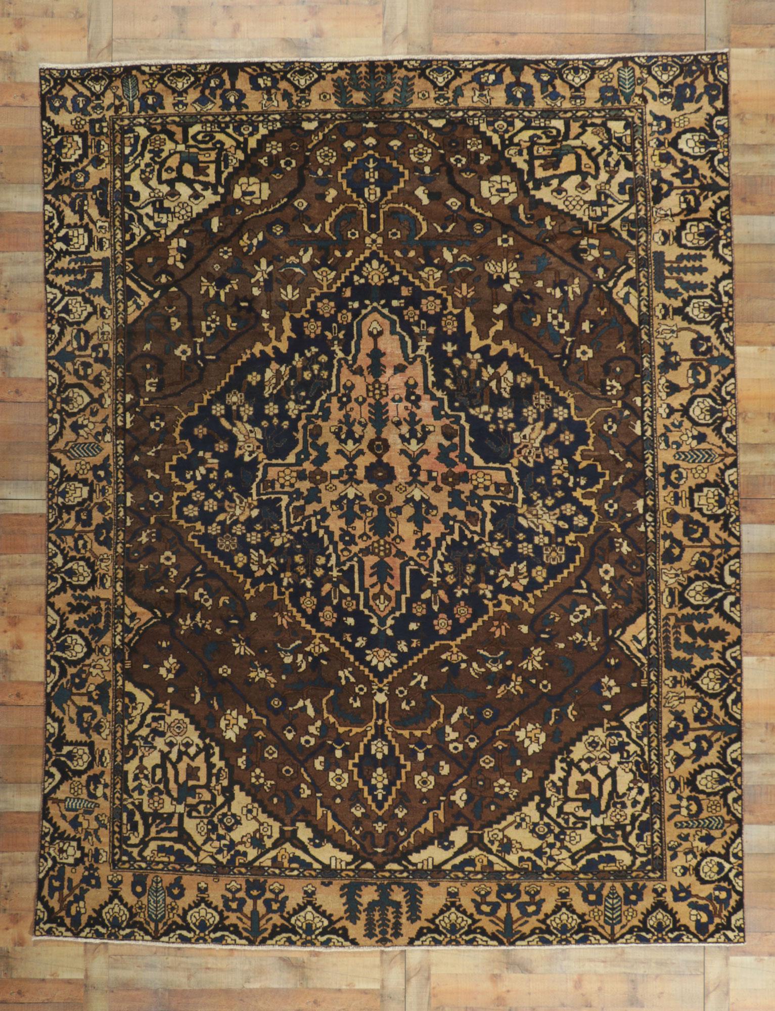 Antiker persischer Bakhtiari-Teppich, Dunkel und Moody Meets Masculine Sophistication, antik im Angebot 7