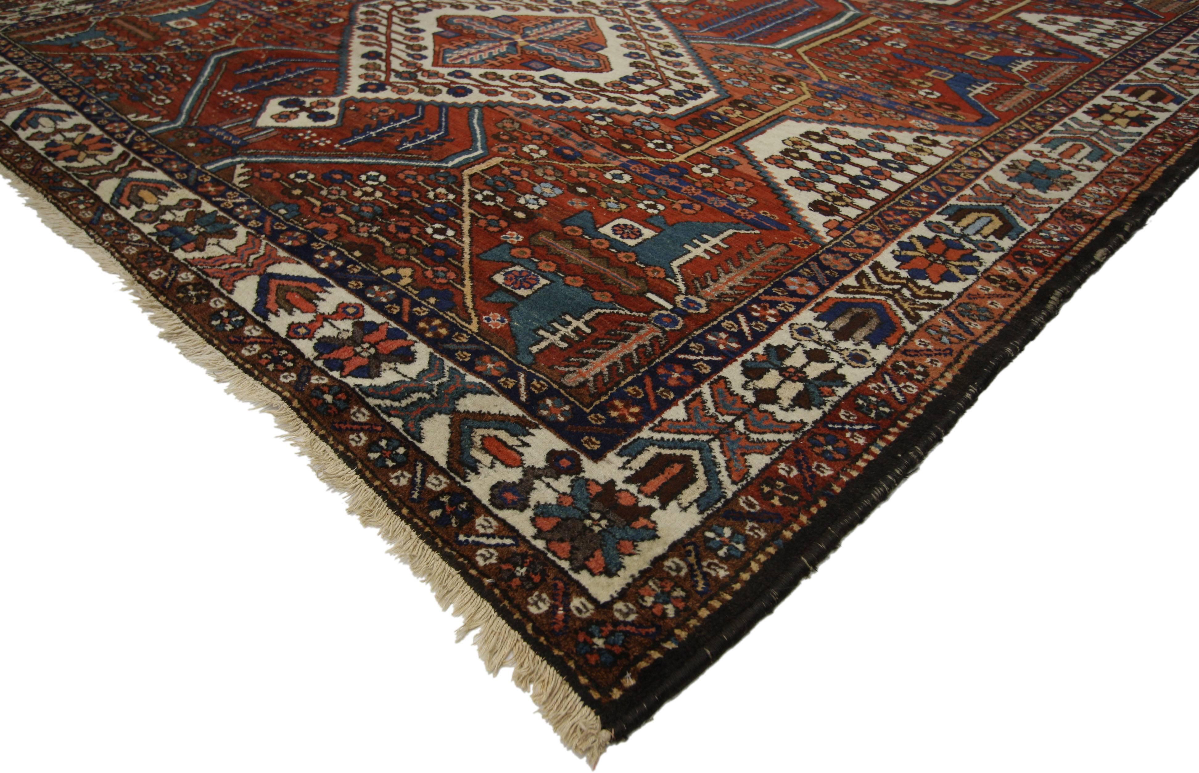 73391 Antique Persian Bakhtiari Rug with Modern Tribal Style 06'10 x 09'11. Tapis Bakhtiari persan antique en laine nouée à la main, de style tribal moderne, présentant trois médaillons empilés de couleur crème entourés d'un motif géométrique. Il