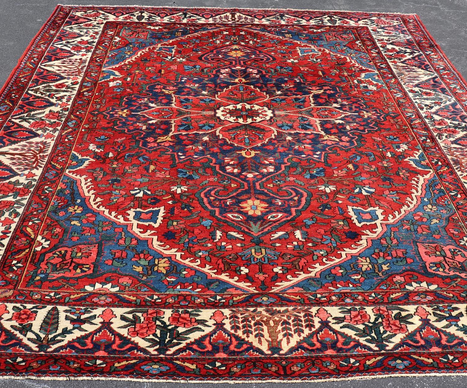Antiker persischer Bakhtiari-Teppich mit satten Rot-, Indigo- und Elfenbein-Tönen 10'7 x 13'2 im Angebot 2