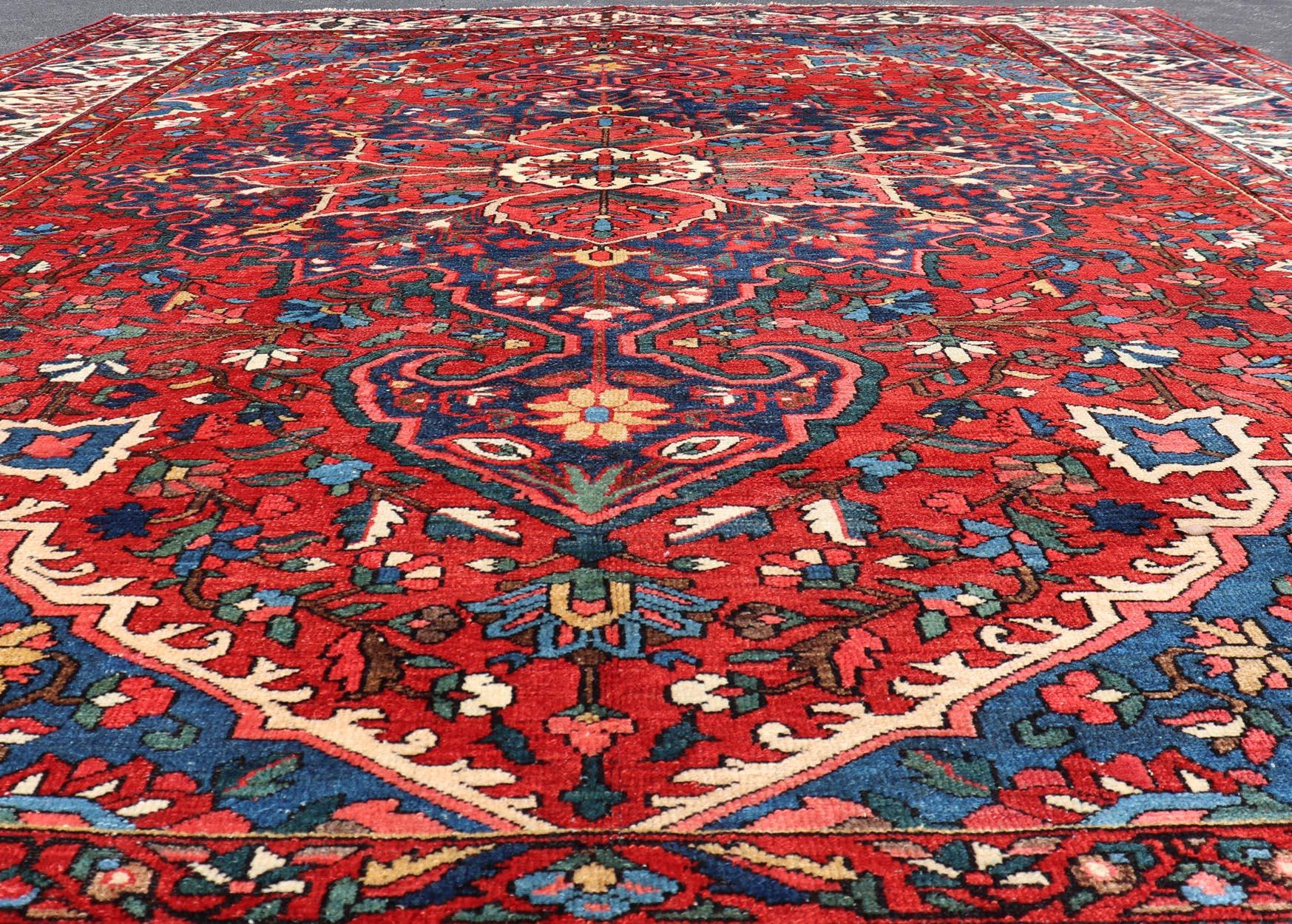 Antiker persischer Bakhtiari-Teppich mit satten Rot-, Indigo- und Elfenbein-Tönen 10'7 x 13'2 im Angebot 3