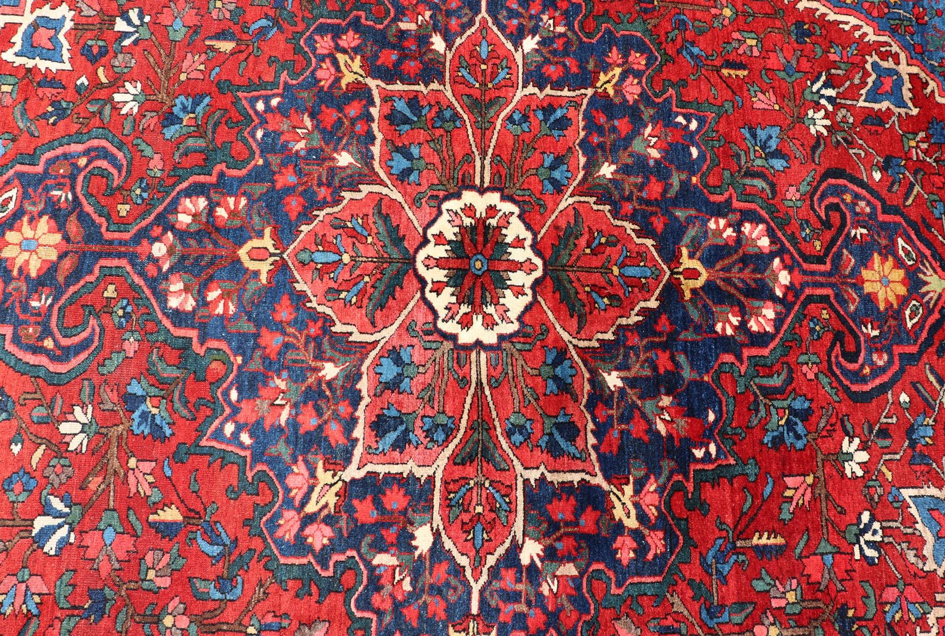 Antiker persischer Bakhtiari-Teppich mit satten Rot-, Indigo- und Elfenbein-Tönen 10'7 x 13'2 im Angebot 4