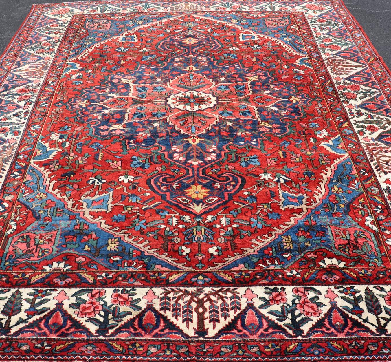 Maße: 10'7 x 13'2 
Antiker persischer Bakhtiari-Teppich mit satten Rot-, Indigo- und Elfenbeintönen 10'7 x 13'2. Keivan Woven Arts/ teppich/B25-0404-57, Herkunftsland / Typ: Iran / Bachtiari, um 1930.

Ein meisterhaft gewebter antiker persischer