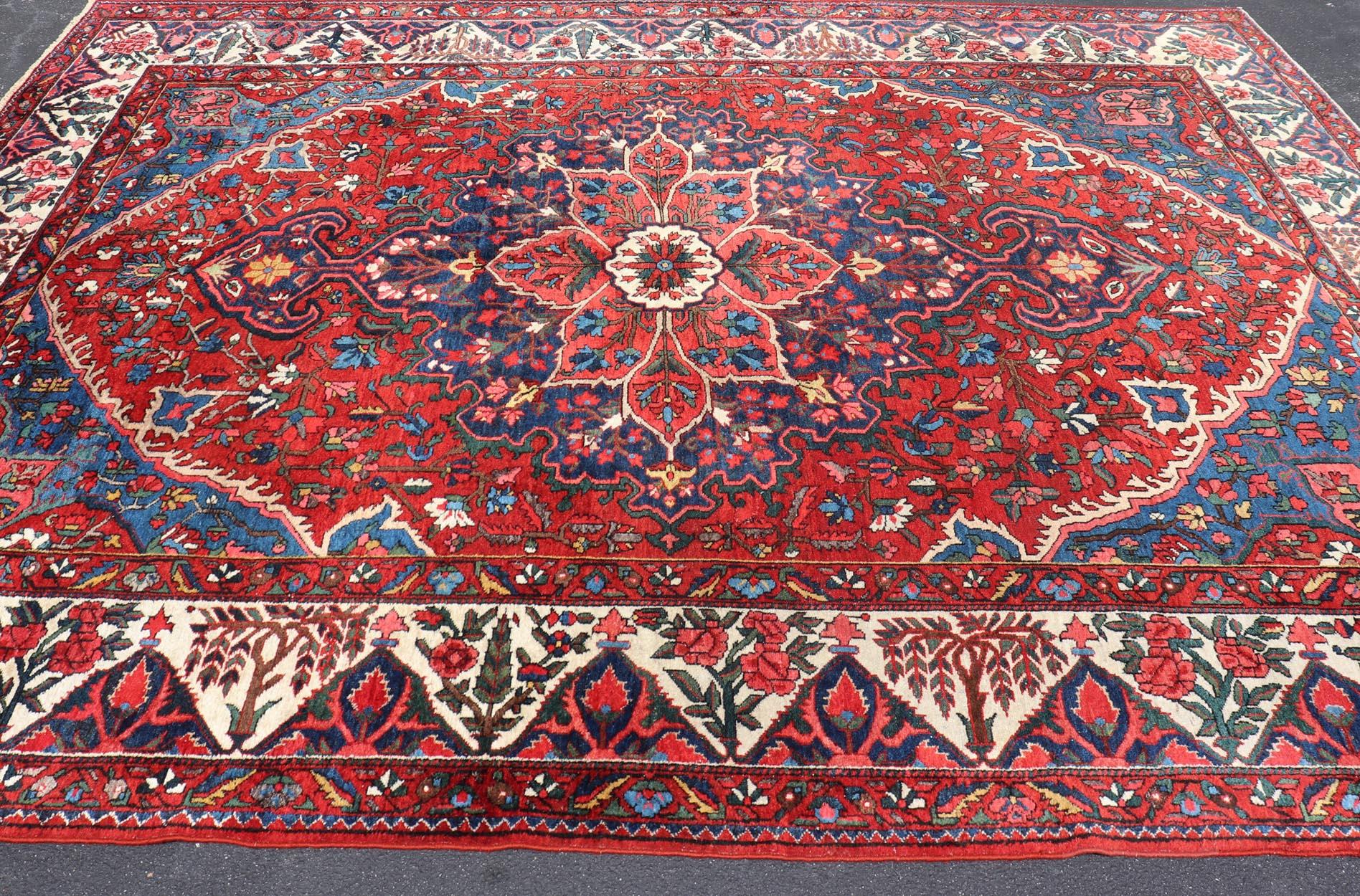 Antiker persischer Bakhtiari-Teppich mit satten Rot-, Indigo- und Elfenbein-Tönen 10'7 x 13'2 (Bakshaish) im Angebot