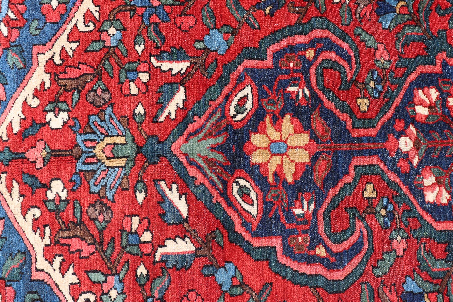 Antiker persischer Bakhtiari-Teppich mit satten Rot-, Indigo- und Elfenbein-Tönen 10'7 x 13'2 (Persisch) im Angebot
