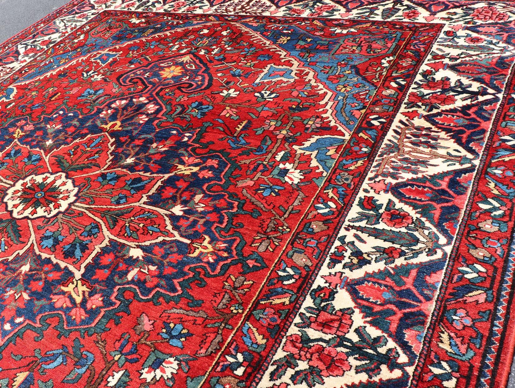 Antiker persischer Bakhtiari-Teppich mit satten Rot-, Indigo- und Elfenbein-Tönen 10'7 x 13'2 (Handgeknüpft) im Angebot