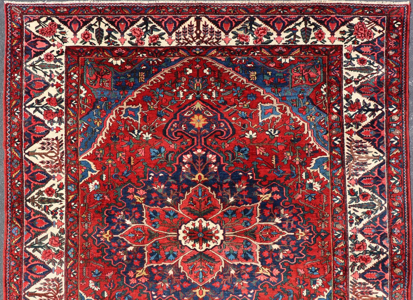 Antiker persischer Bakhtiari-Teppich mit satten Rot-, Indigo- und Elfenbein-Tönen 10'7 x 13'2 im Zustand „Gut“ im Angebot in Atlanta, GA