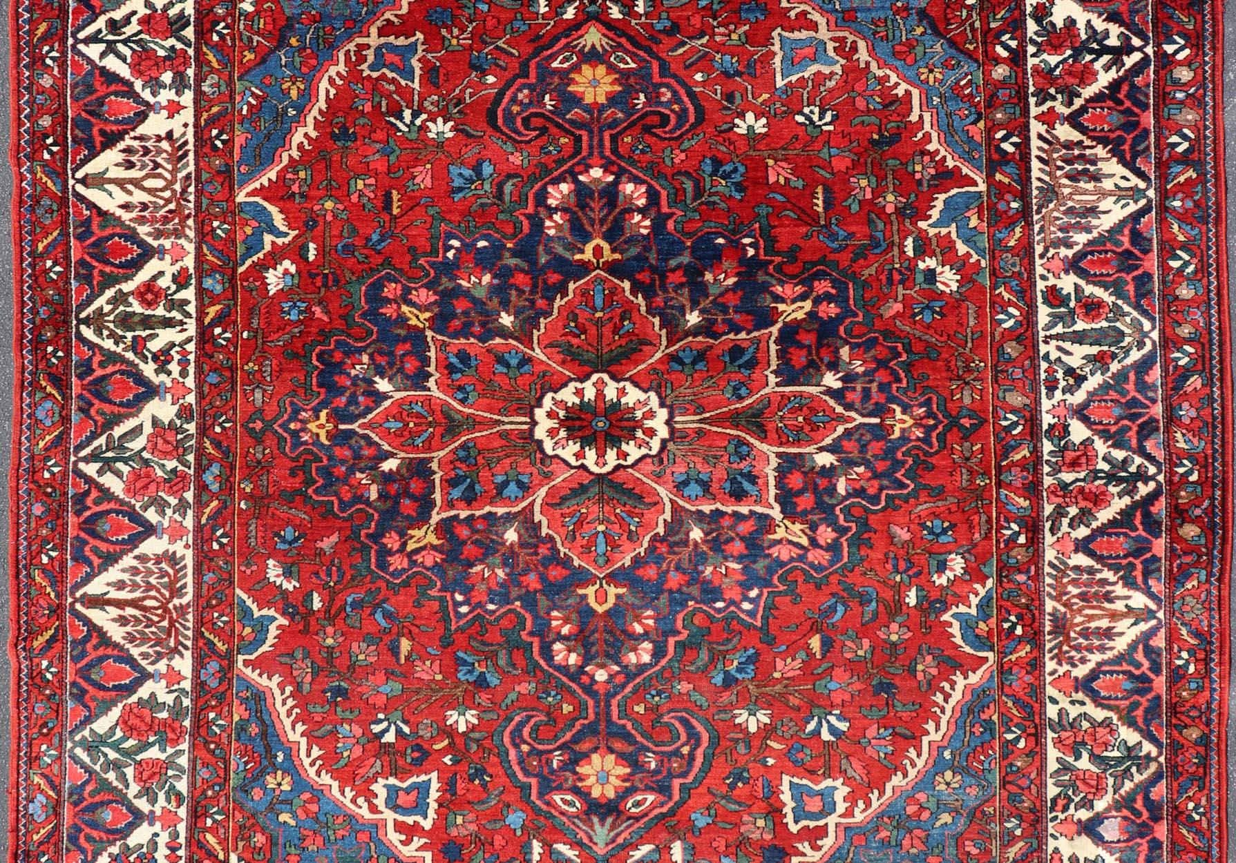 Antiker persischer Bakhtiari-Teppich mit satten Rot-, Indigo- und Elfenbein-Tönen 10'7 x 13'2 (20. Jahrhundert) im Angebot
