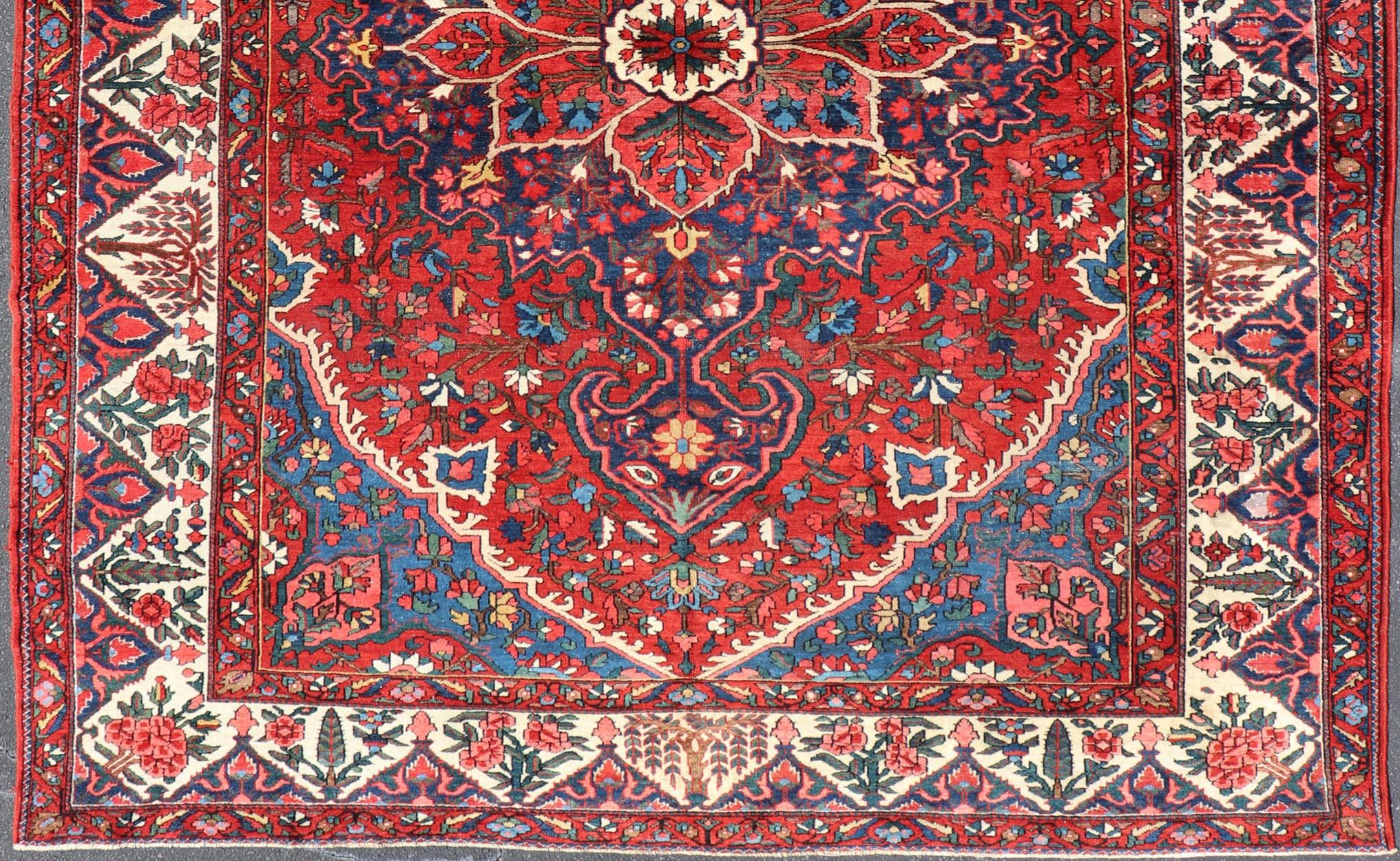 Antiker persischer Bakhtiari-Teppich mit satten Rot-, Indigo- und Elfenbein-Tönen 10'7 x 13'2 (Wolle) im Angebot