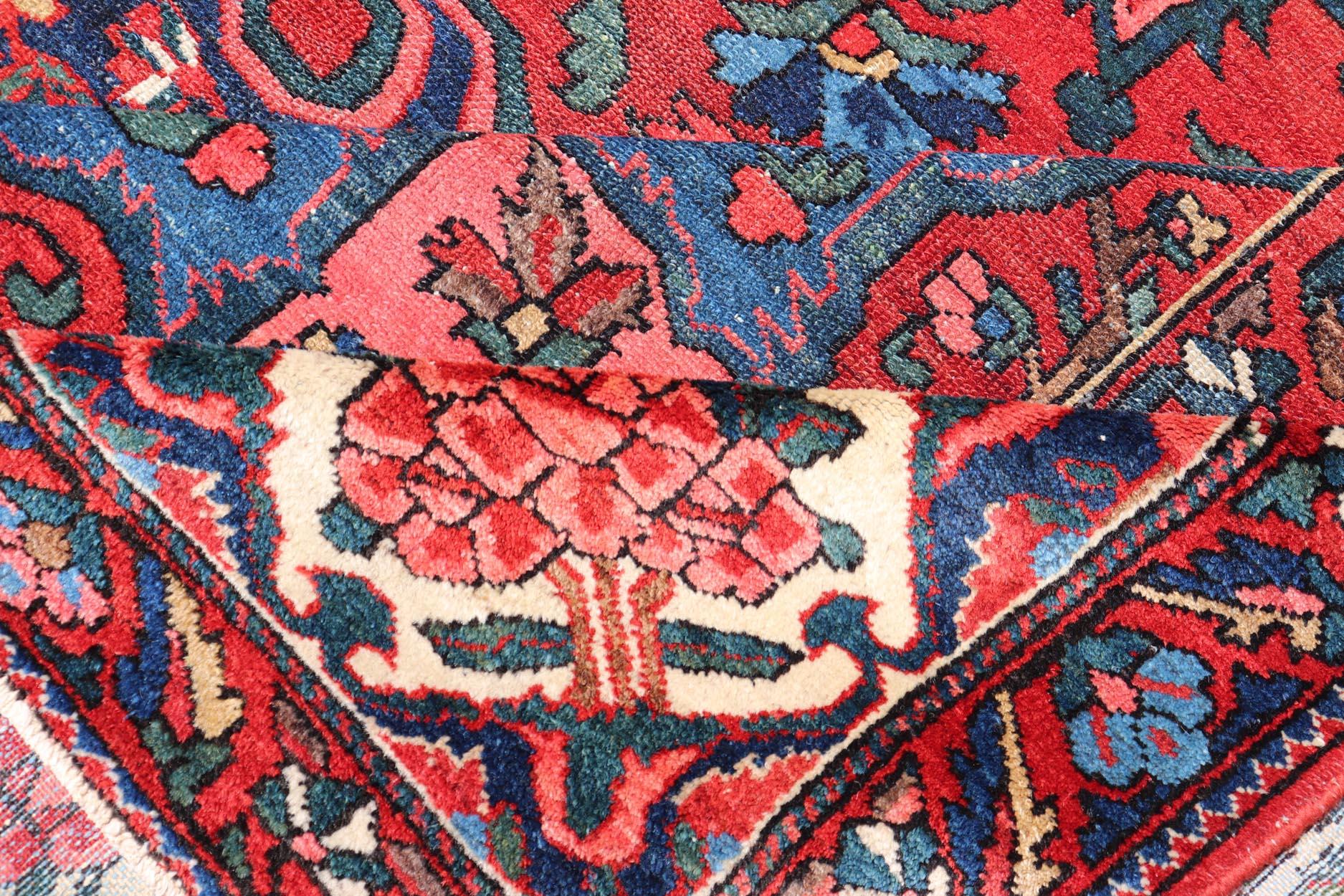 Antiker persischer Bakhtiari-Teppich mit satten Rot-, Indigo- und Elfenbein-Tönen 10'7 x 13'2 im Angebot 1