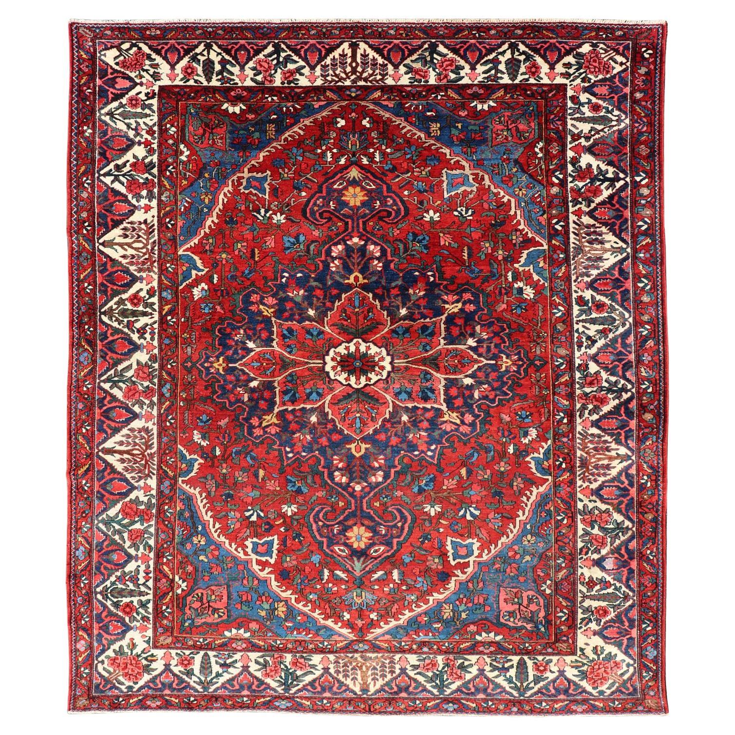 Antiker persischer Bakhtiari-Teppich mit satten Rot-, Indigo- und Elfenbein-Tönen 10'7 x 13'2 im Angebot