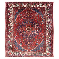 Antiker persischer Bakhtiari-Teppich mit satten Rot-, Indigo- und Elfenbein-Tönen 10'7 x 13'2