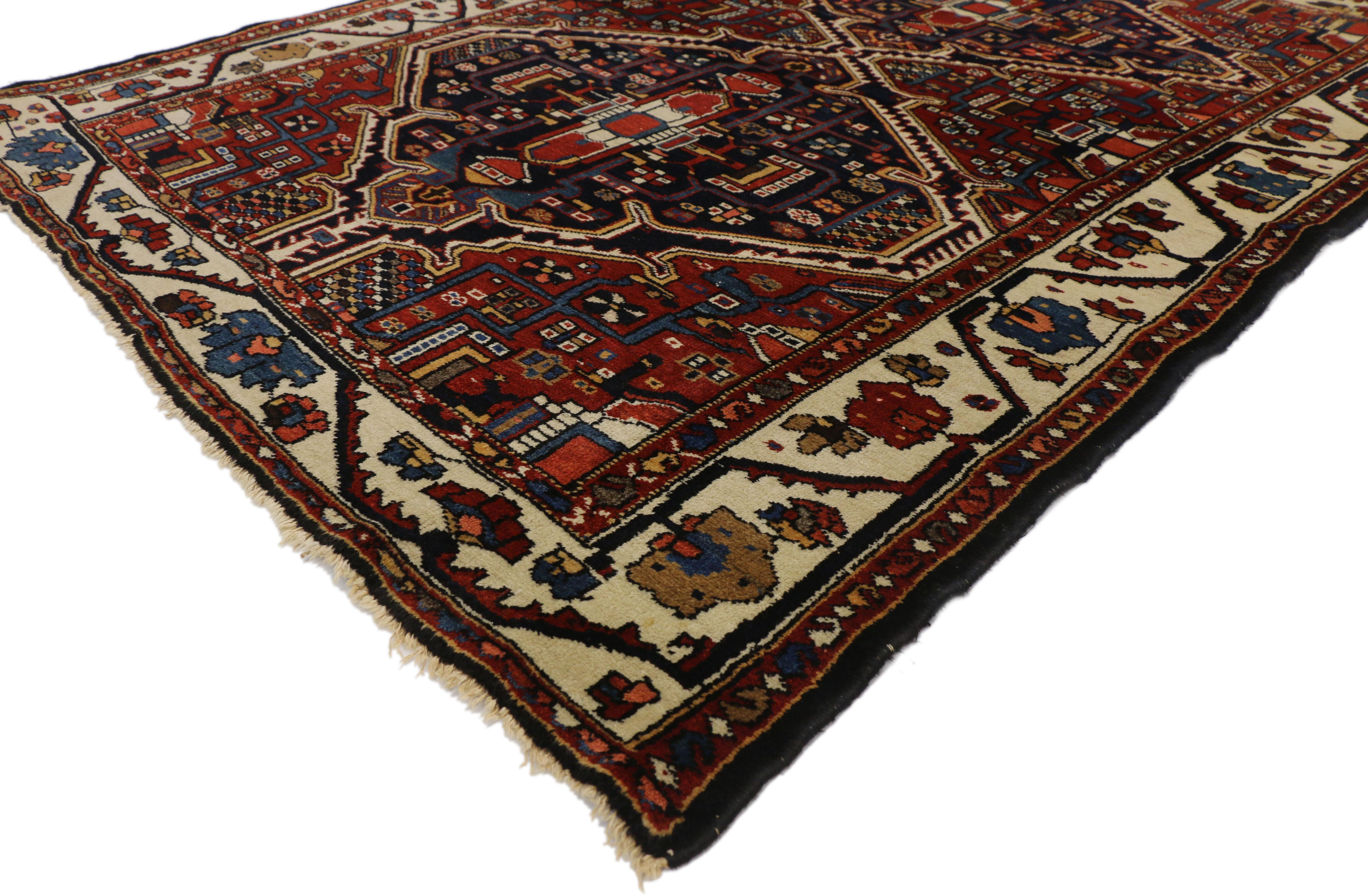 73315 Tapis persan antique Bakhtiari de style traditionnel et moderne. Rustique et raffiné, ce tapis persan ancien Bakhtiari en laine nouée à la main, de style traditionnel et moderne, présente un médaillon à double losange entouré d'un motif
