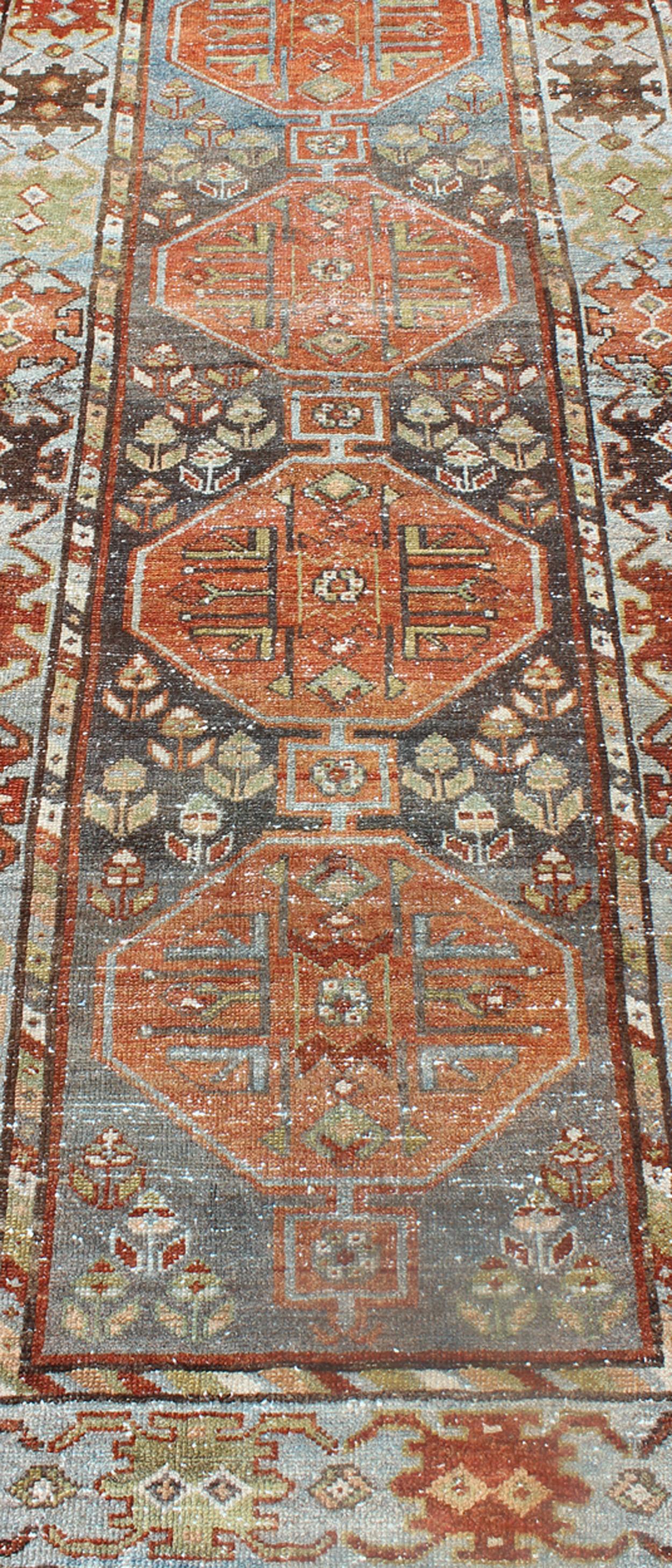 Tapis de couloir persan ancien Bakhtiari en médaillon géométrique coloré en vente 2