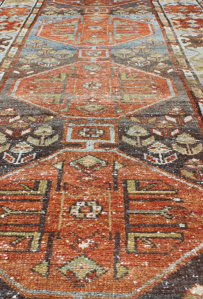 Tapis de couloir persan ancien Bakhtiari en médaillon géométrique coloré en vente 3