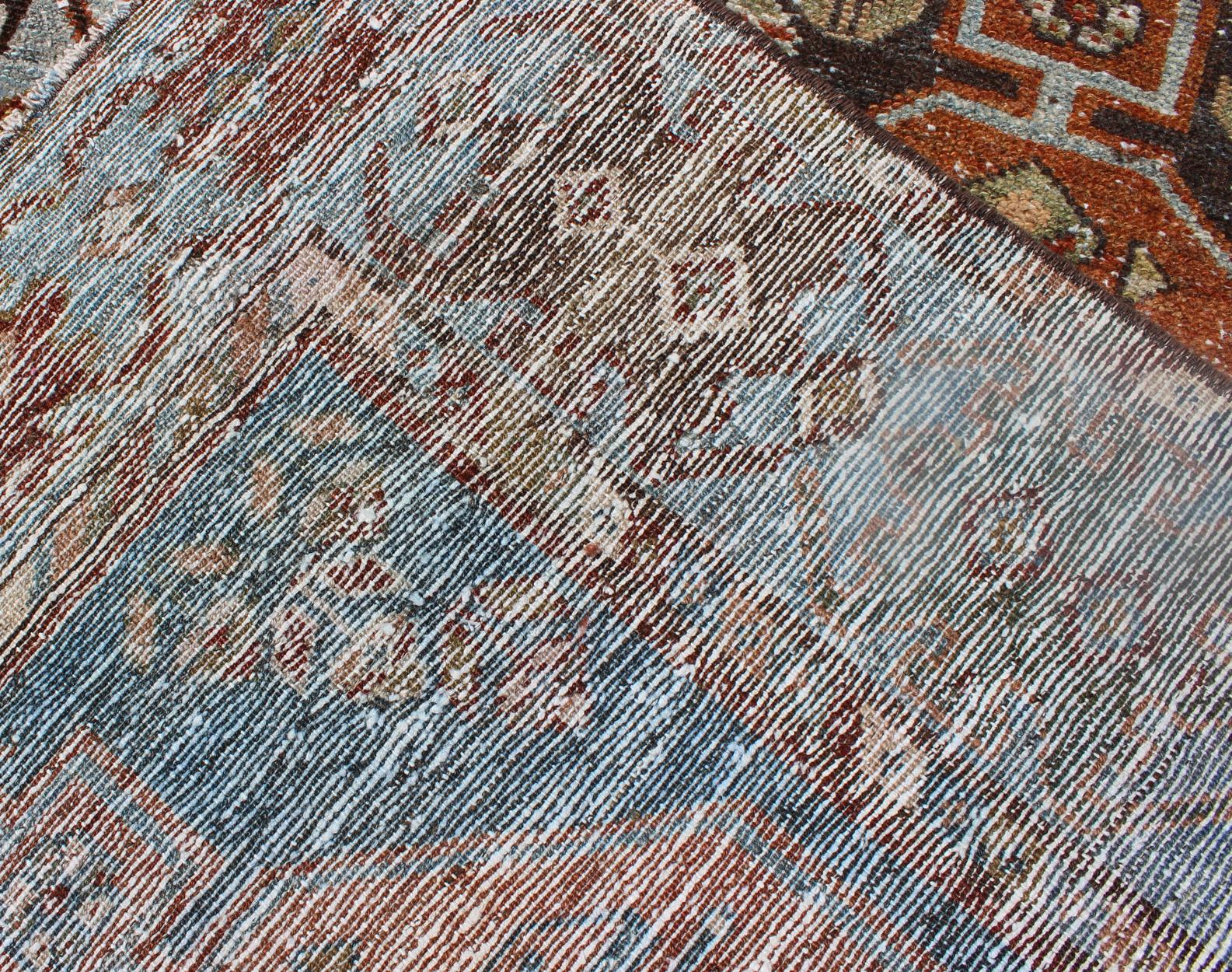 Tapis de couloir persan ancien Bakhtiari en médaillon géométrique coloré en vente 4