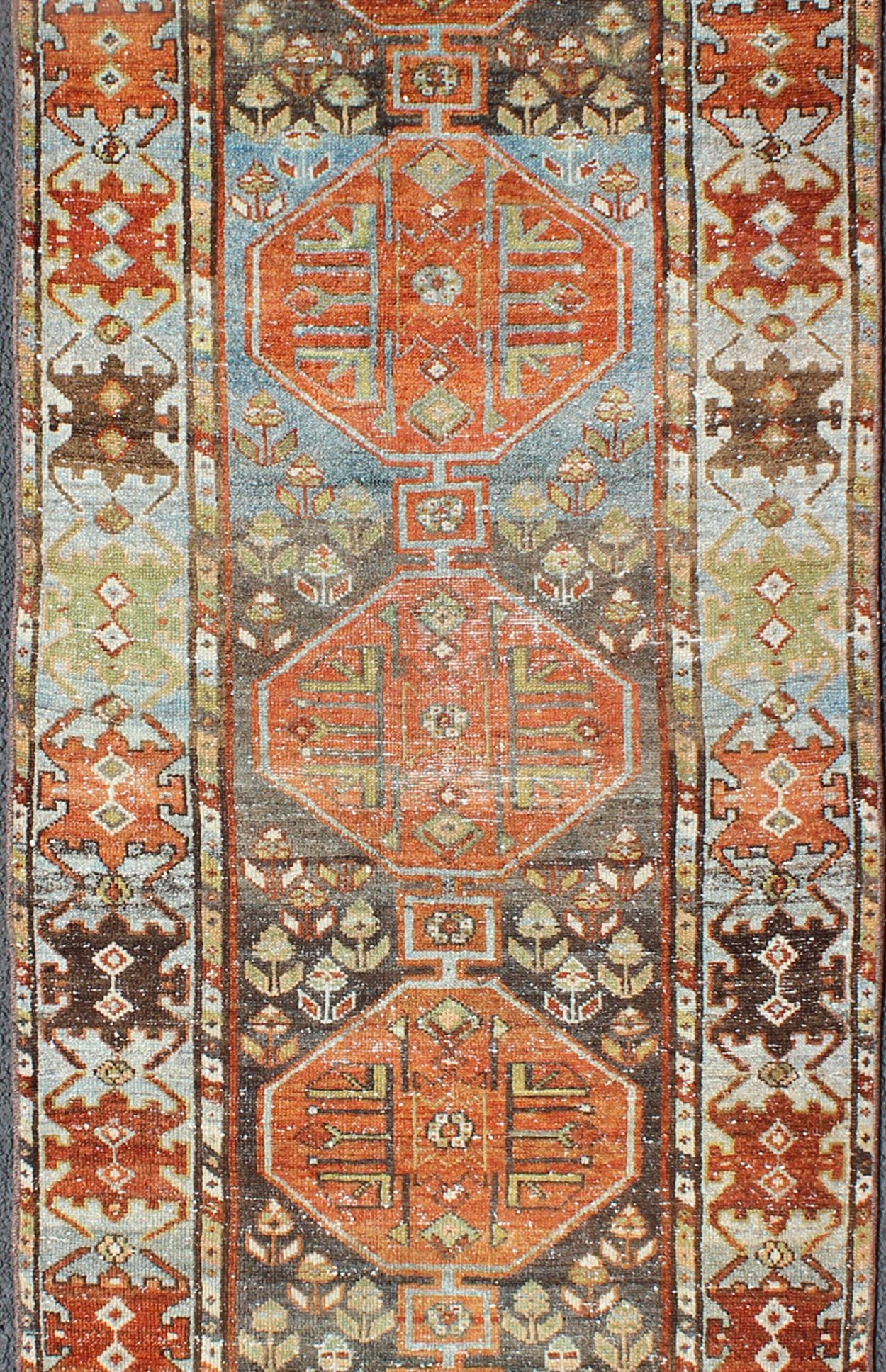 Tribal Tapis de couloir persan ancien Bakhtiari en médaillon géométrique coloré en vente