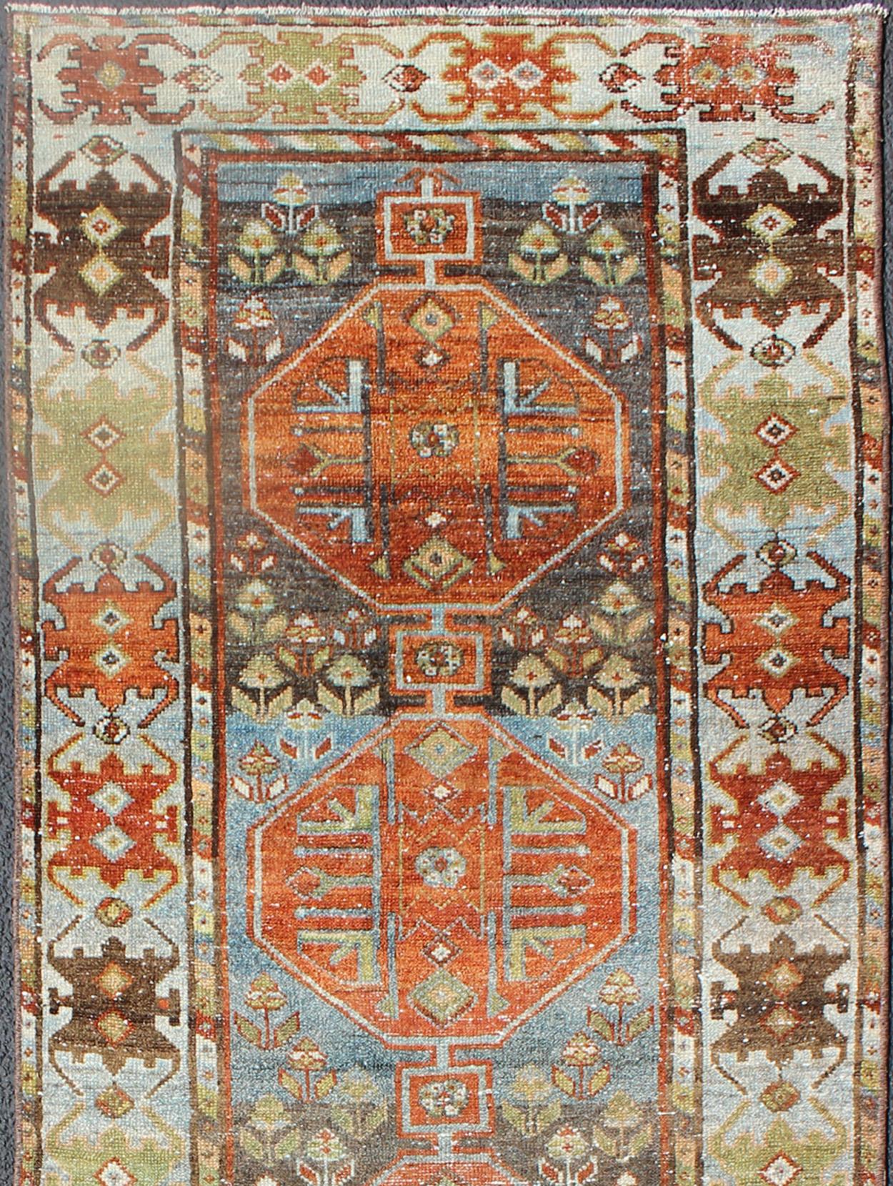 Perse Tapis de couloir persan ancien Bakhtiari en médaillon géométrique coloré en vente