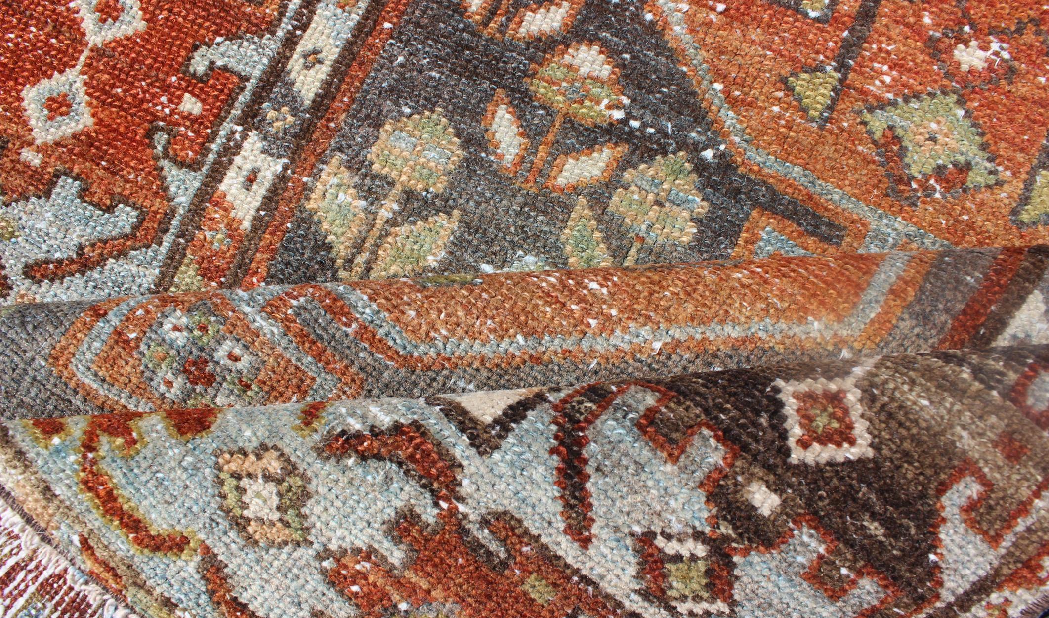 Noué à la main Tapis de couloir persan ancien Bakhtiari en médaillon géométrique coloré en vente