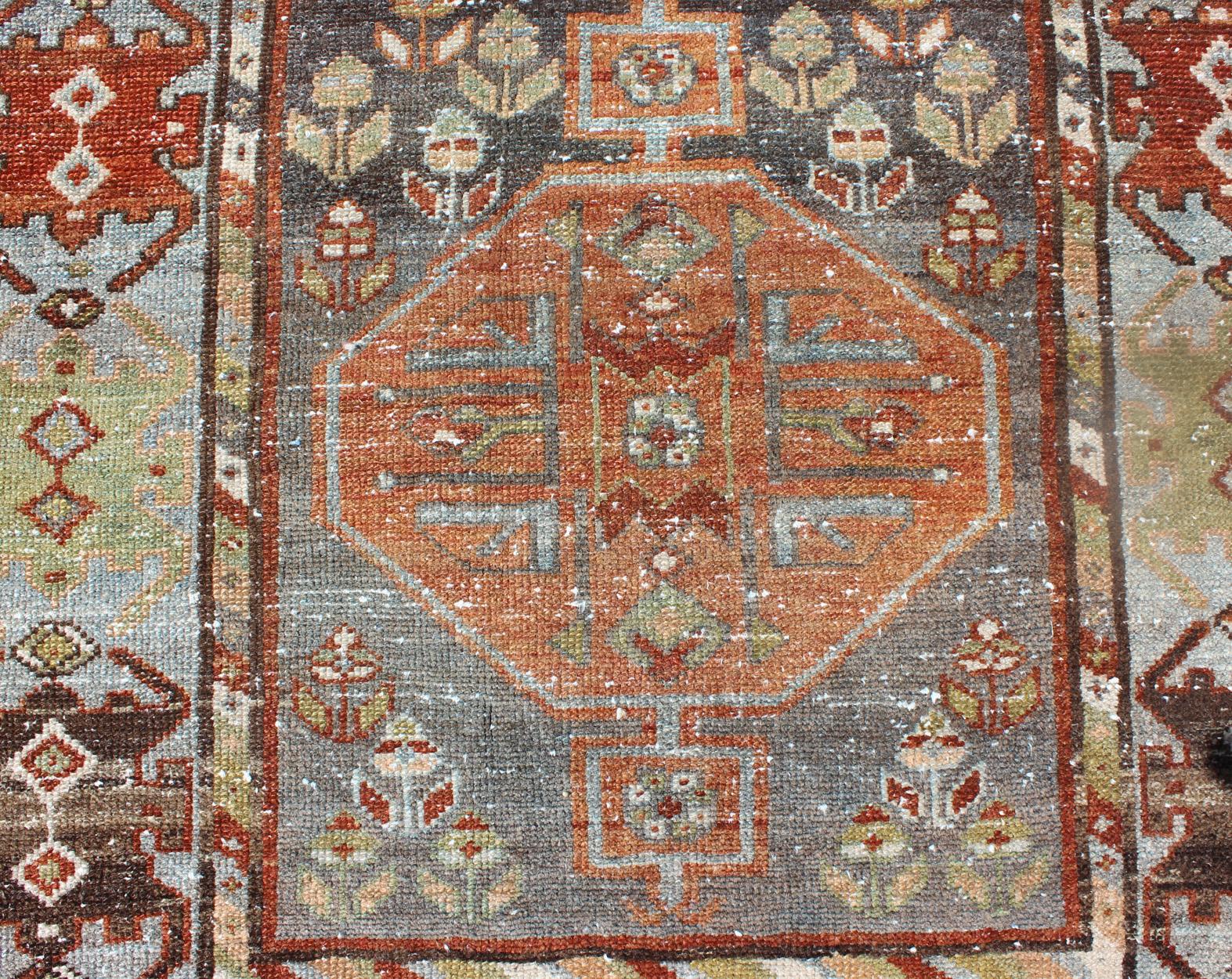 Laine Tapis de couloir persan ancien Bakhtiari en médaillon géométrique coloré en vente