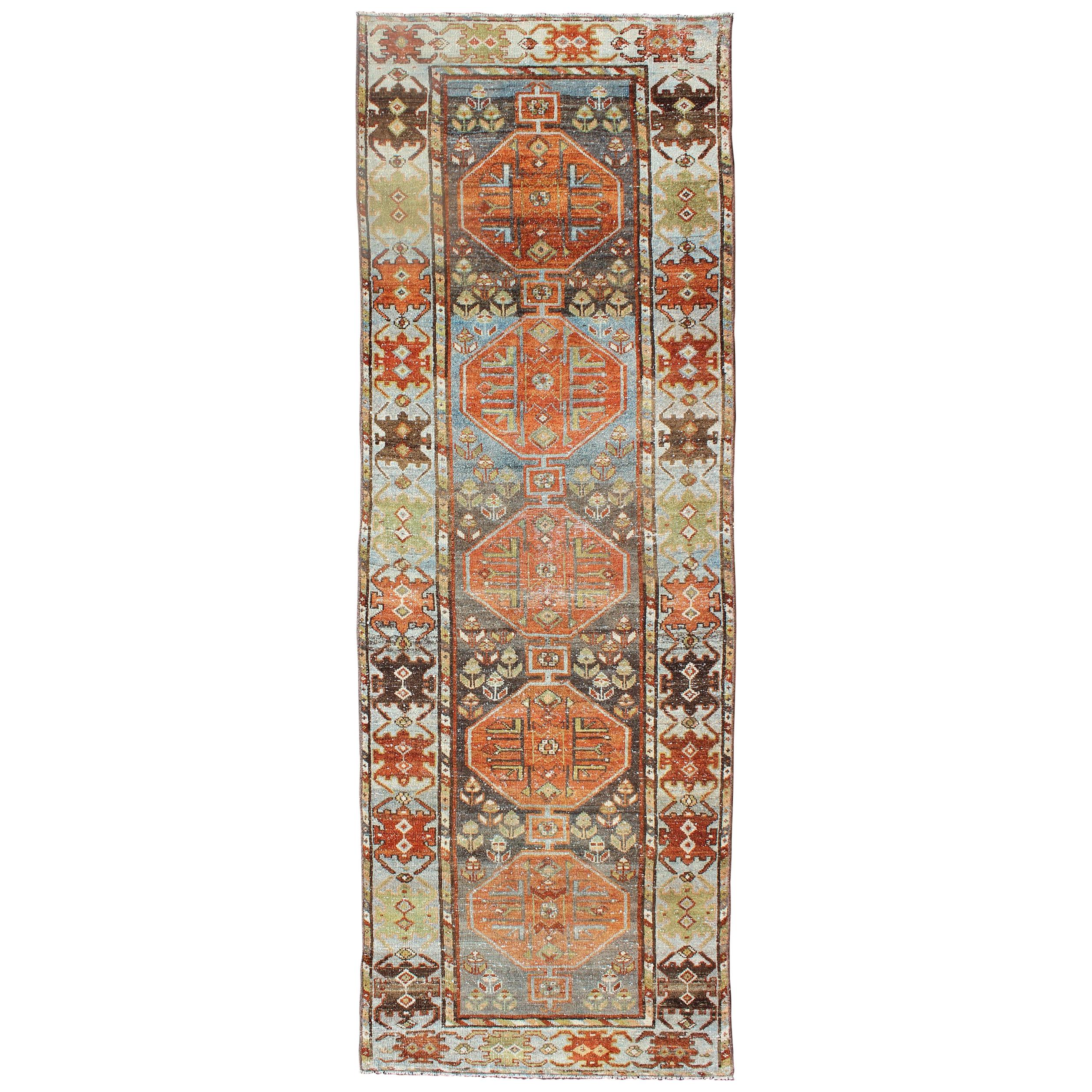 Tapis de couloir persan ancien Bakhtiari en médaillon géométrique coloré en vente