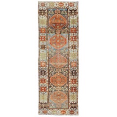 Tapis de couloir persan ancien Bakhtiari en médaillon géométrique coloré