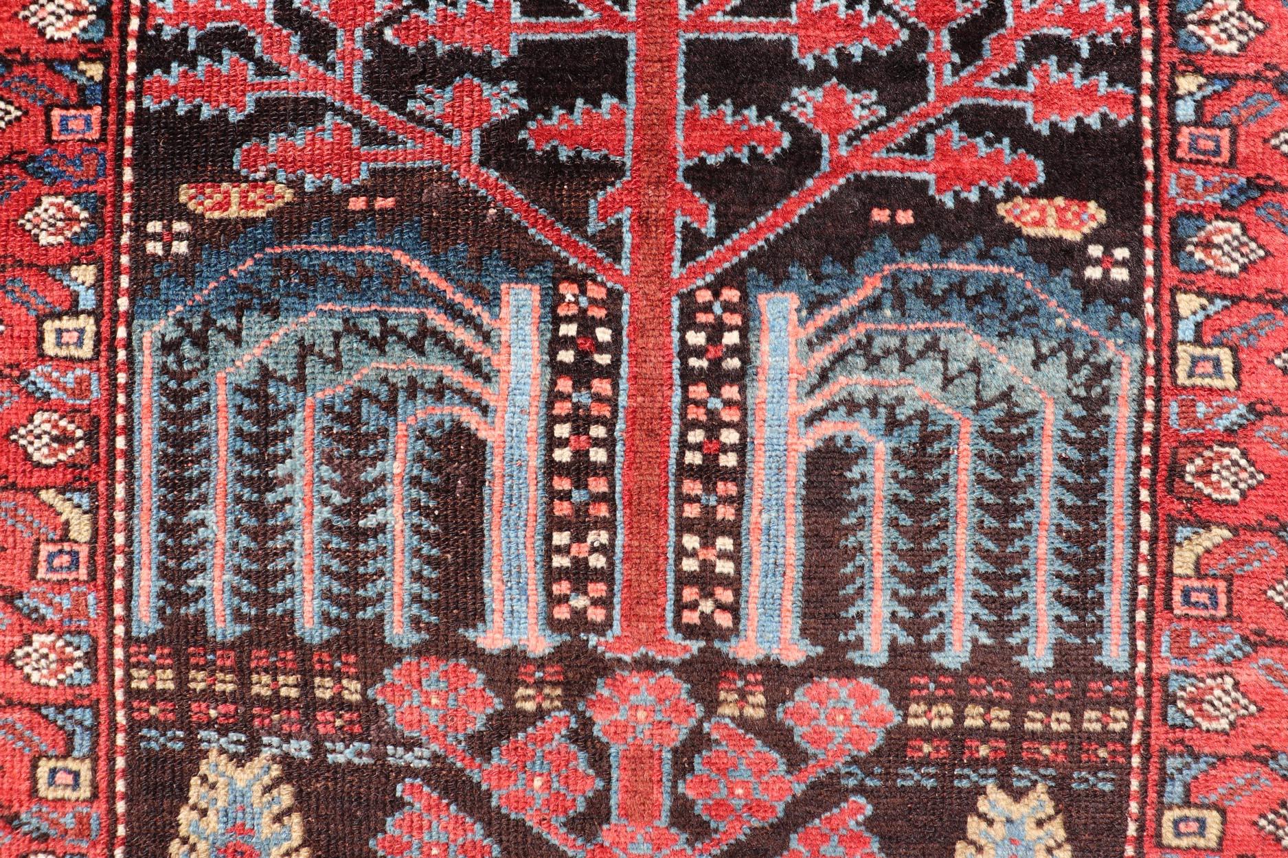 Noué à la main  Tapis de couloir persan Bakhtiari ancien avec motif d'arbre de Keivan Woven Arts 3' x 8'9 en vente