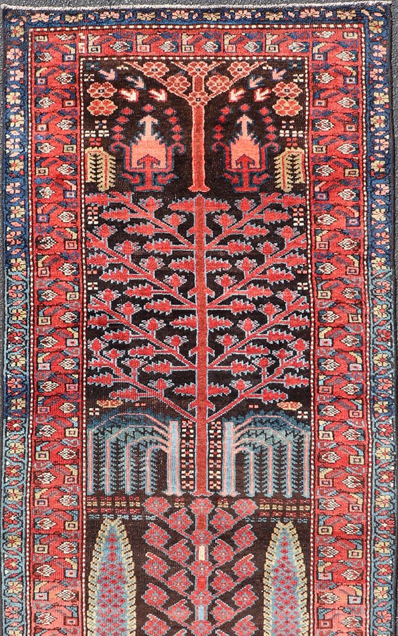  Tapis de couloir persan Bakhtiari ancien avec motif d'arbre de Keivan Woven Arts 3' x 8'9 Bon état - En vente à Atlanta, GA