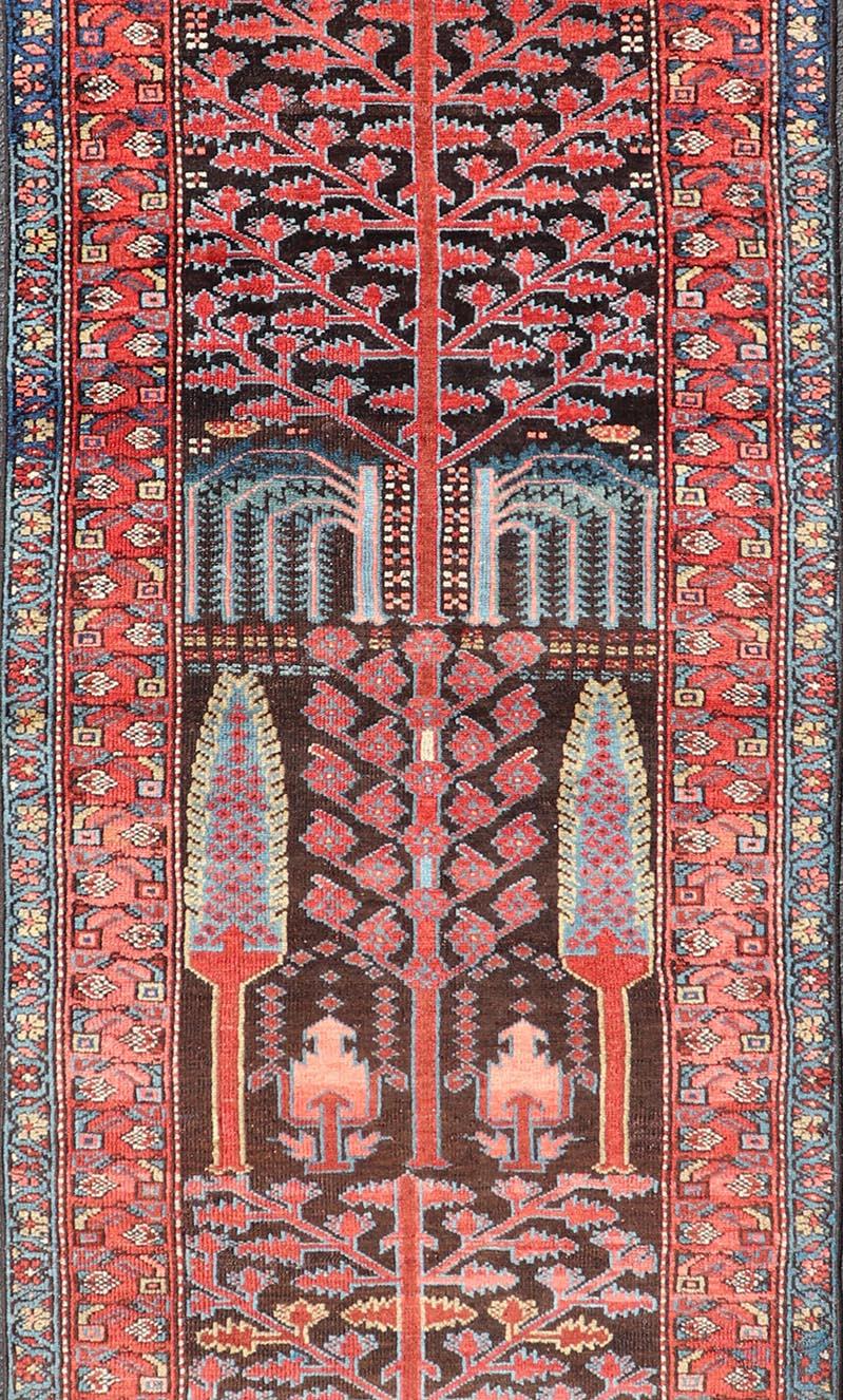 Fin du XIXe siècle  Tapis de couloir persan Bakhtiari ancien avec motif d'arbre de Keivan Woven Arts 3' x 8'9 en vente