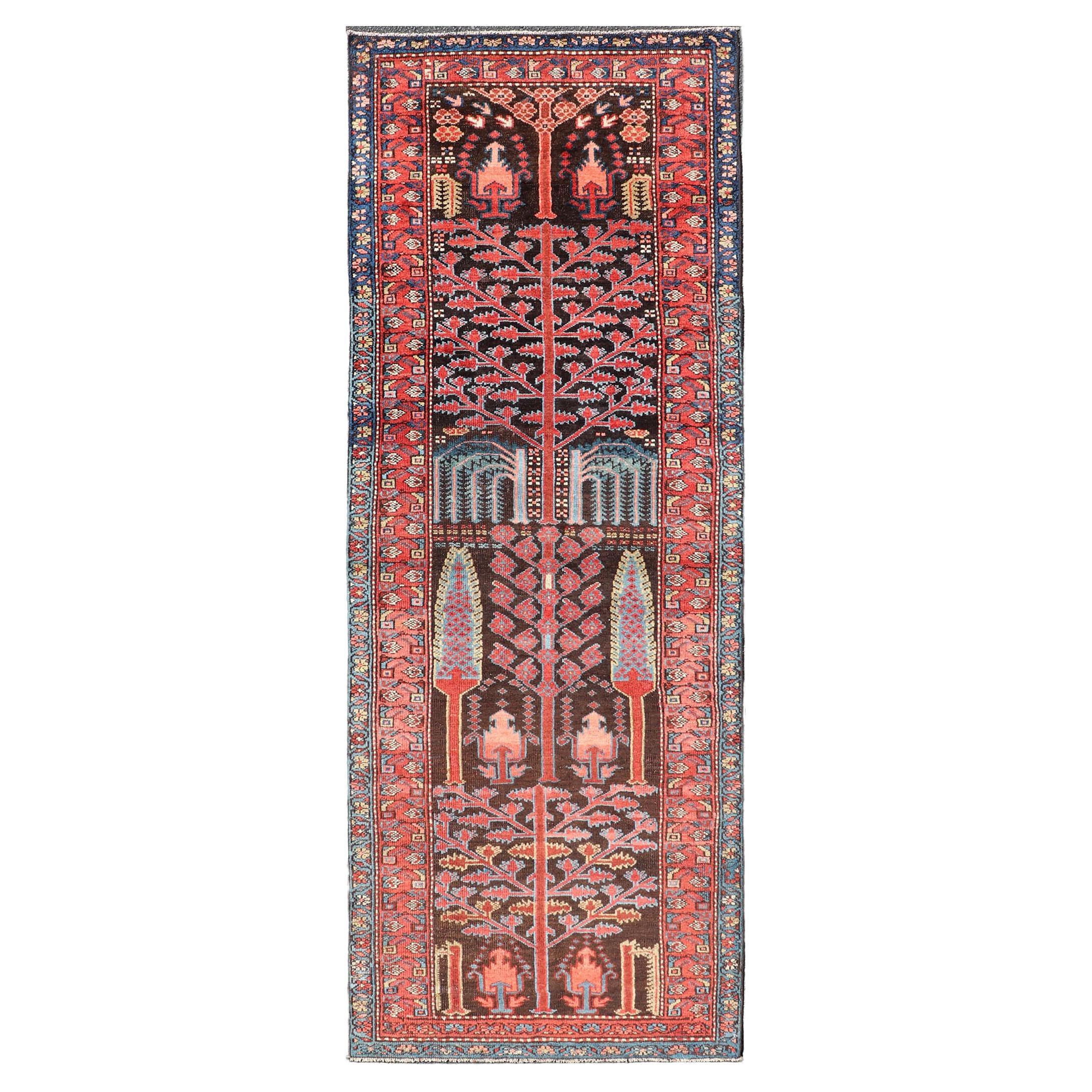  Tapis de couloir persan Bakhtiari ancien avec motif d'arbre de Keivan Woven Arts 3' x 8'9