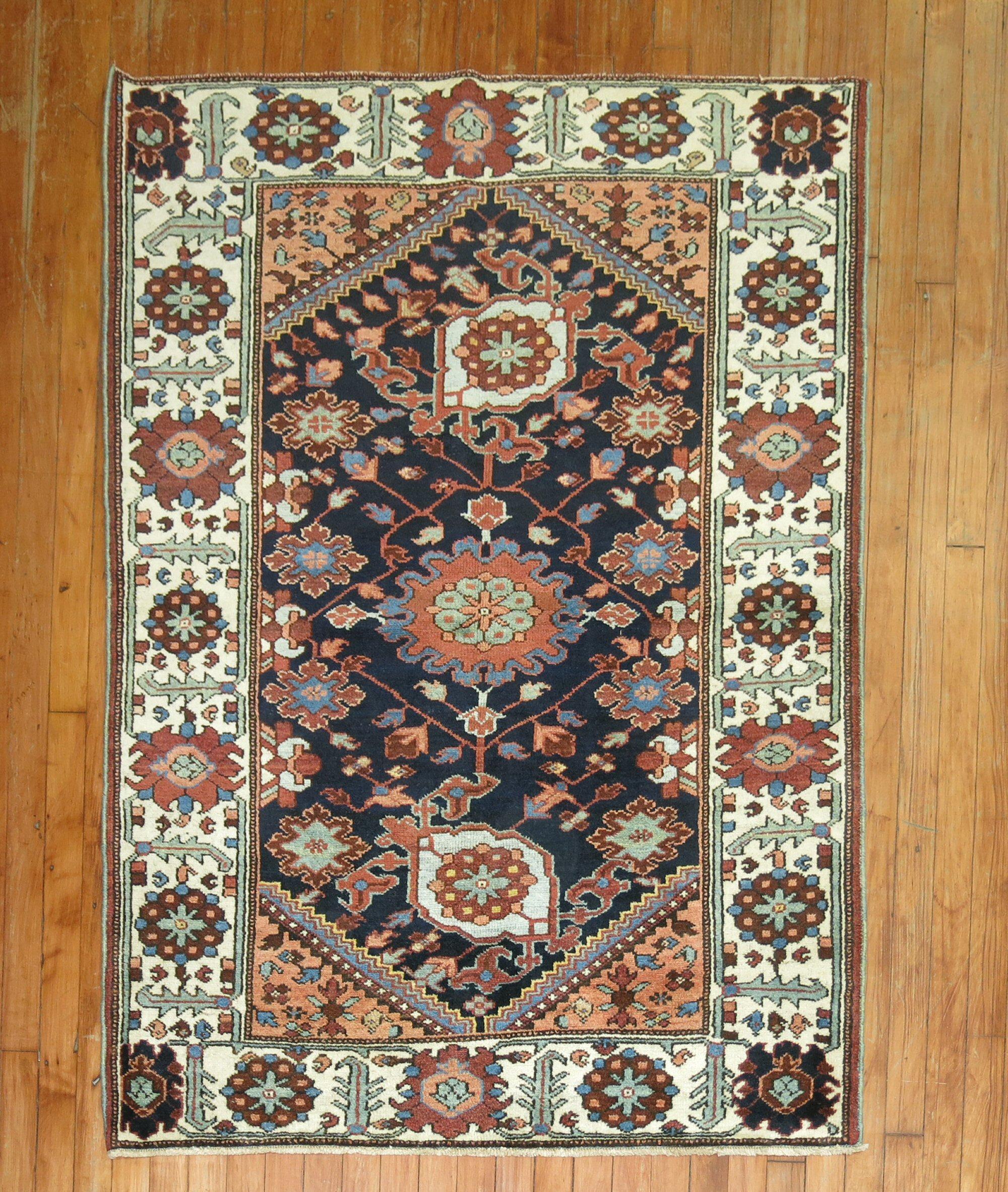Persischer Bakhtiar-Teppich aus den 1930er Jahren mit großflächigem Allover-Muster auf marineblauem Feld

Maße: 3'9'' x 5'.