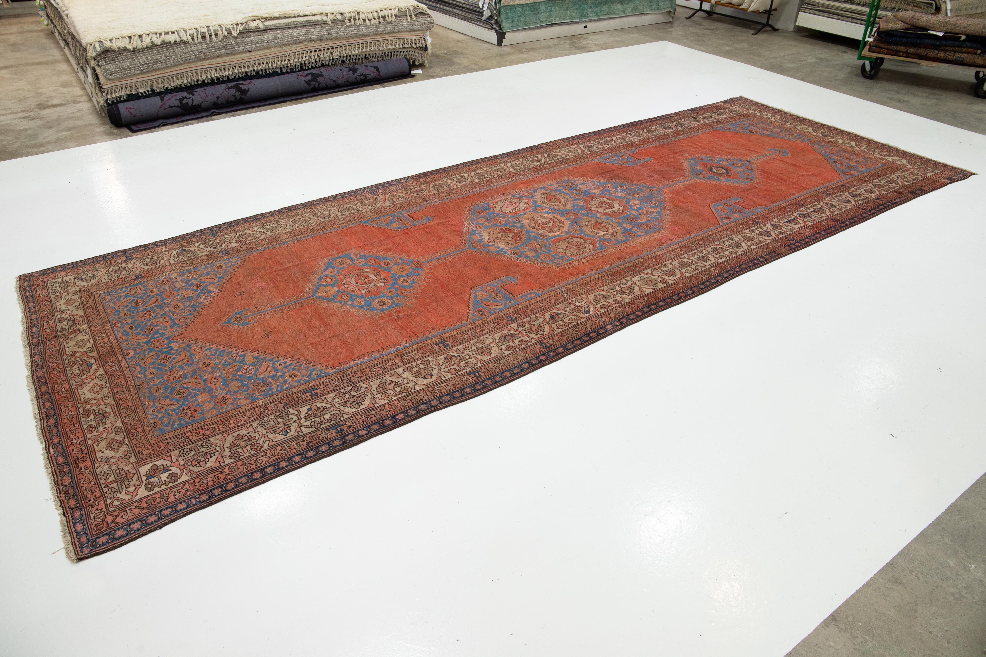 Sultanabad Antico runner in lana persiano Bakshaish lungo fatto a mano in rosso con disegno geometrico in vendita
