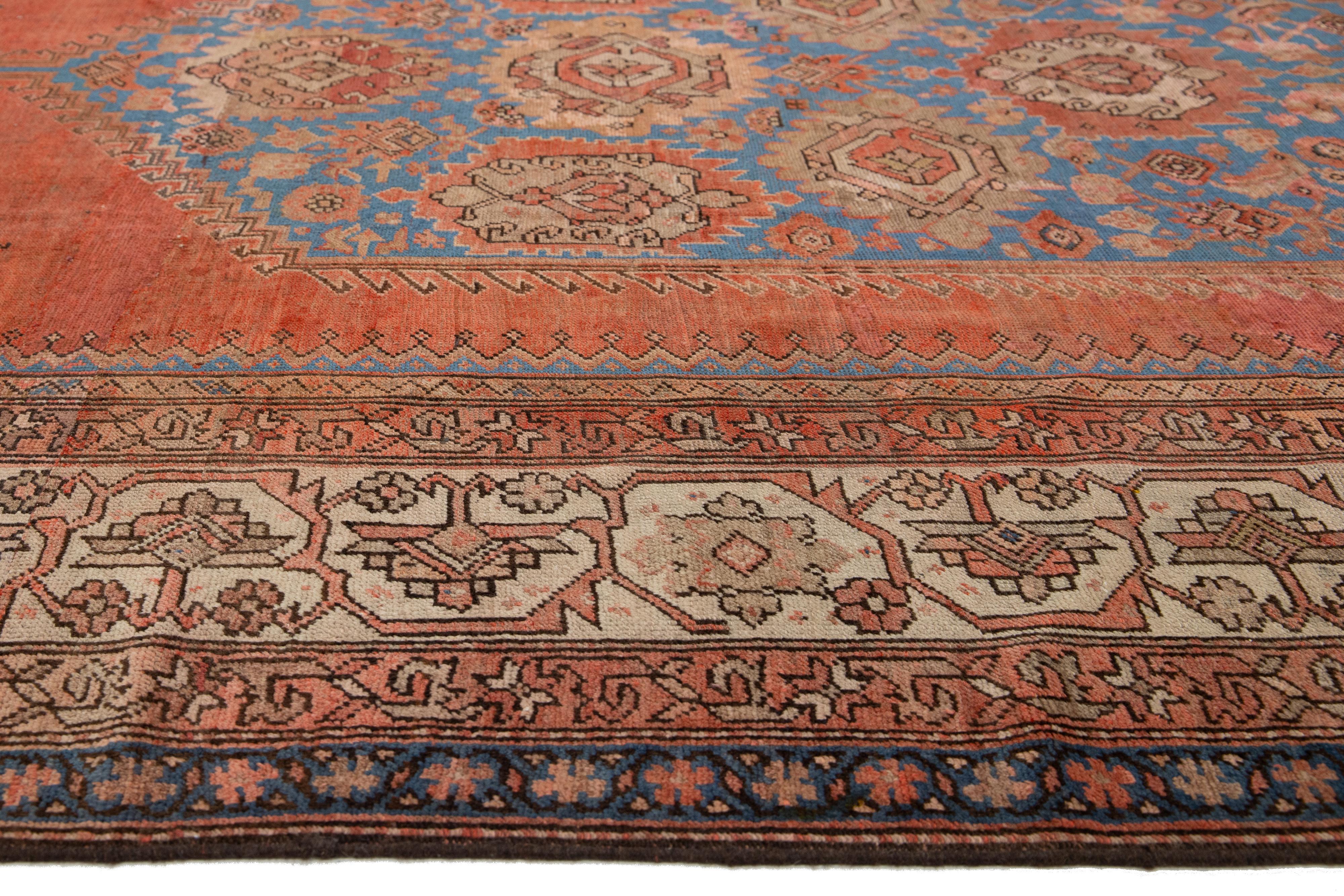 Persiano Antico runner in lana persiano Bakshaish lungo fatto a mano in rosso con disegno geometrico in vendita
