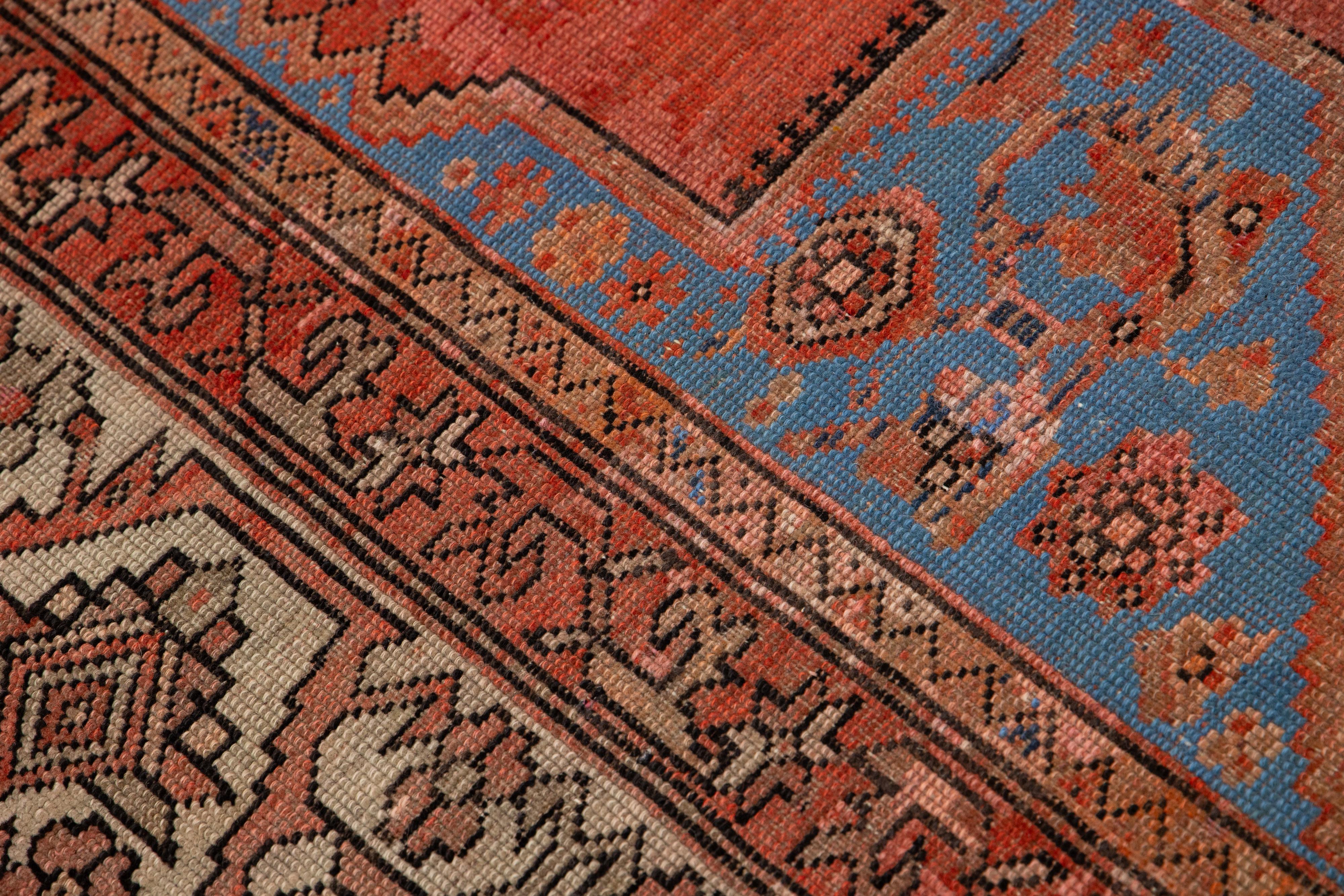 Annodato a mano Antico runner in lana persiano Bakshaish lungo fatto a mano in rosso con disegno geometrico in vendita