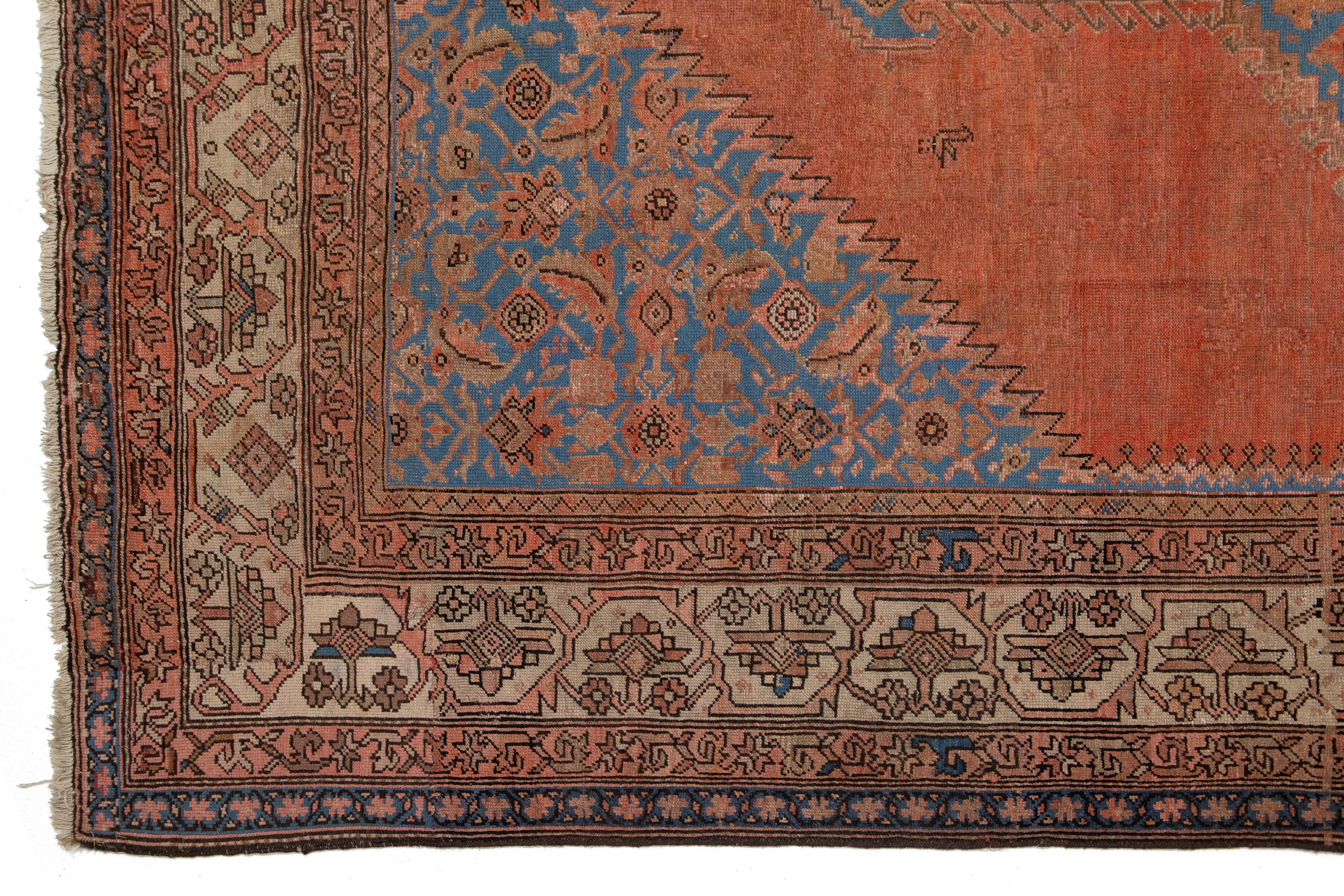 Antico runner in lana persiano Bakshaish lungo fatto a mano in rosso con disegno geometrico in vendita 1