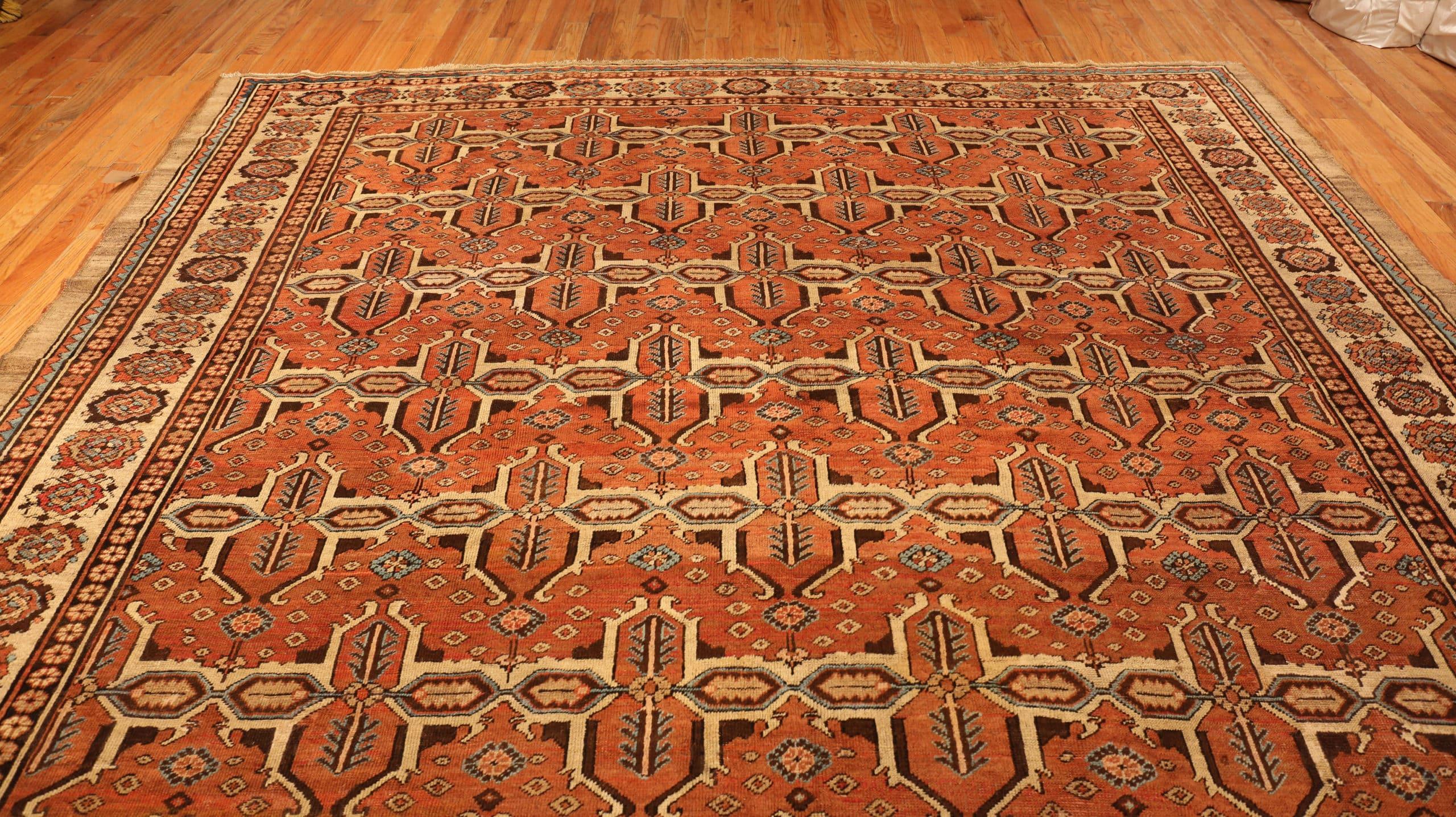 Antiker persischer Bakshaish-Teppich. 10 ft 10 in x 14 ft 1 in im Zustand „Gut“ im Angebot in New York, NY
