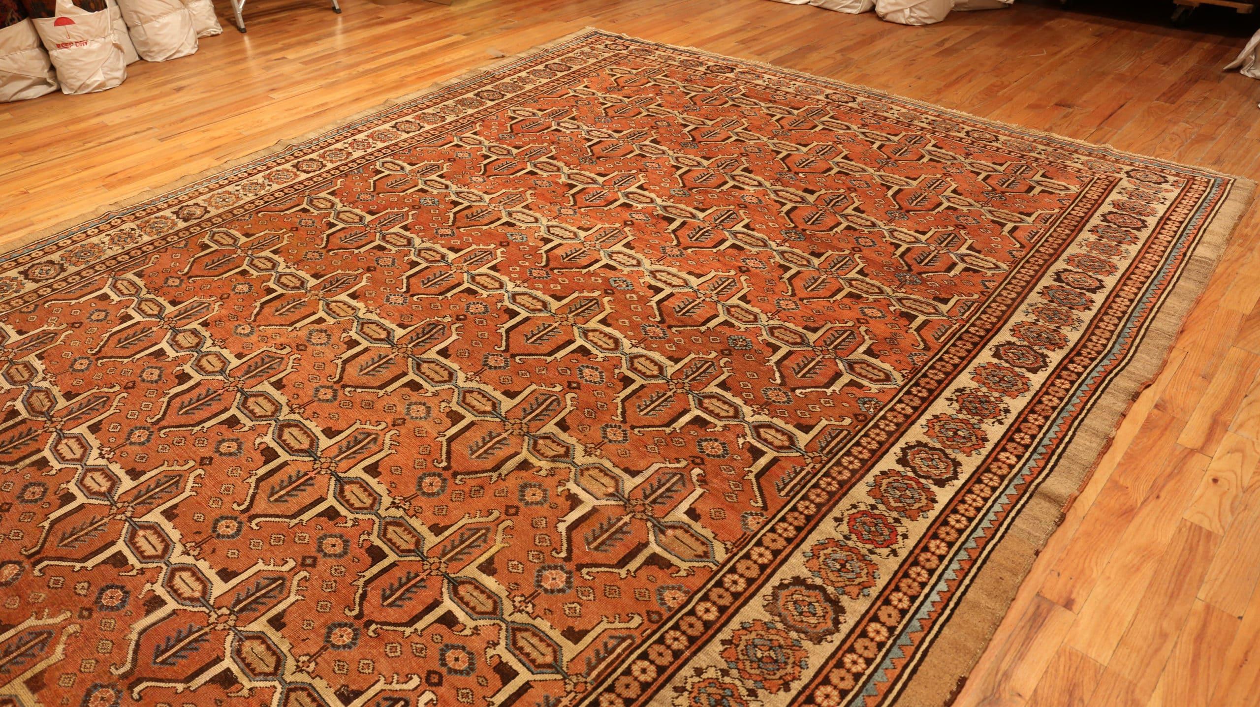 Antiker persischer Bakshaish-Teppich. 10 ft 10 in x 14 ft 1 in (19. Jahrhundert) im Angebot