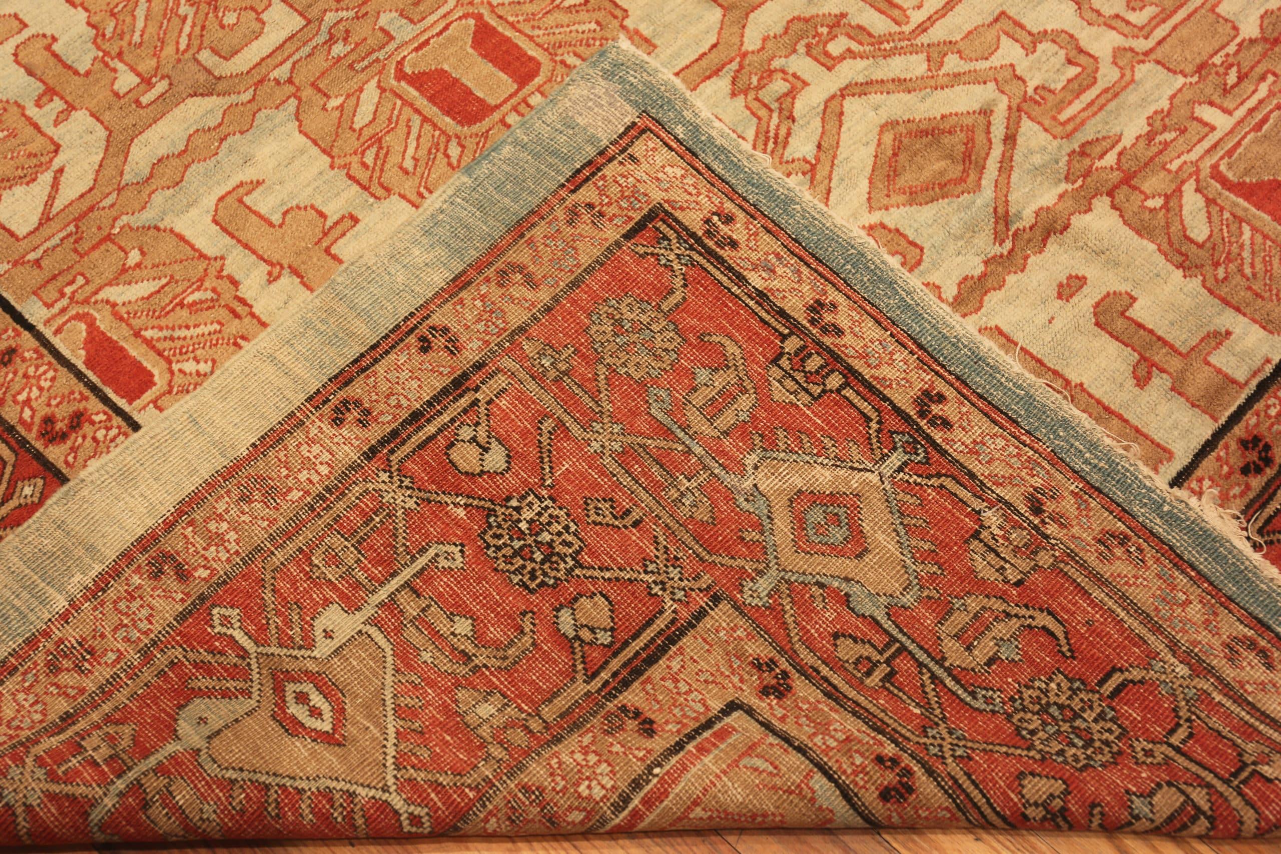 Antiker persischer Bakshaish-Teppich. 12 ft 8 in x 14 ft 8 in (19. Jahrhundert) im Angebot