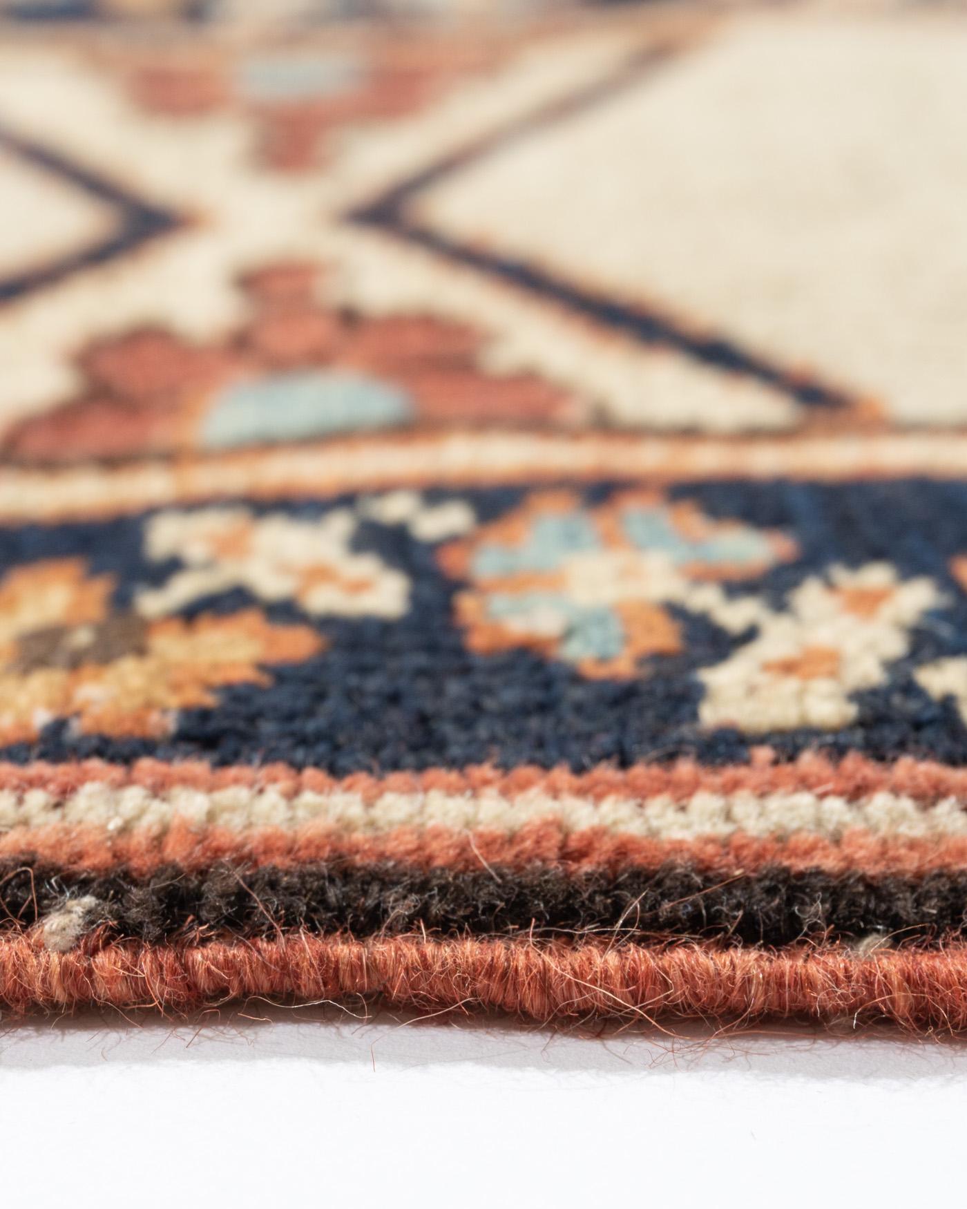 Antiker persischer Bakshaish-Teppich, 2,74 m x 2,74 m im Angebot 7