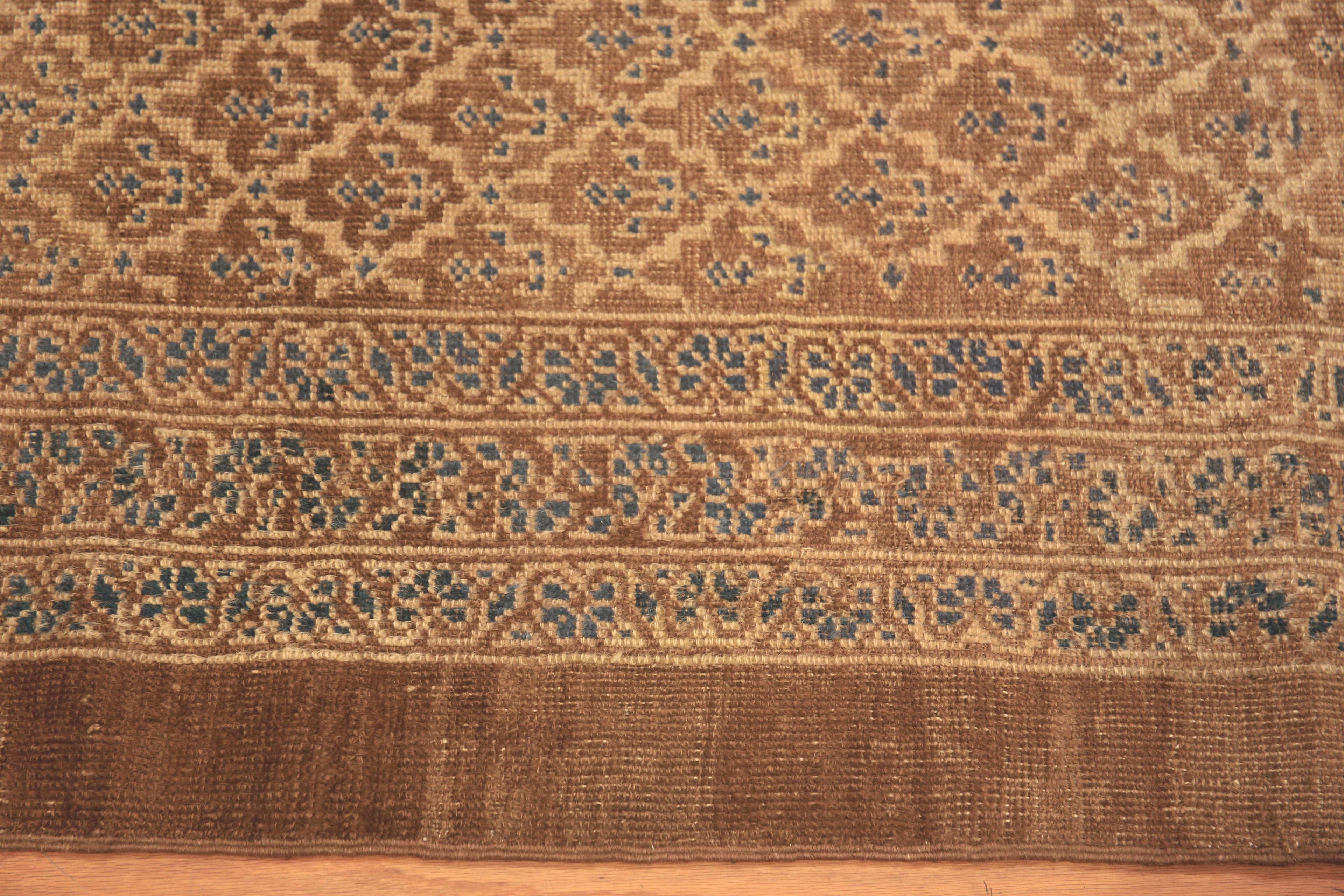 Antique Persian Bakshaish Rug, Country of Origin: Persia, Circa date: 1900. Size: 5 ft 5 in x 8 ft 5 in (1.65 m x 2.57 m)