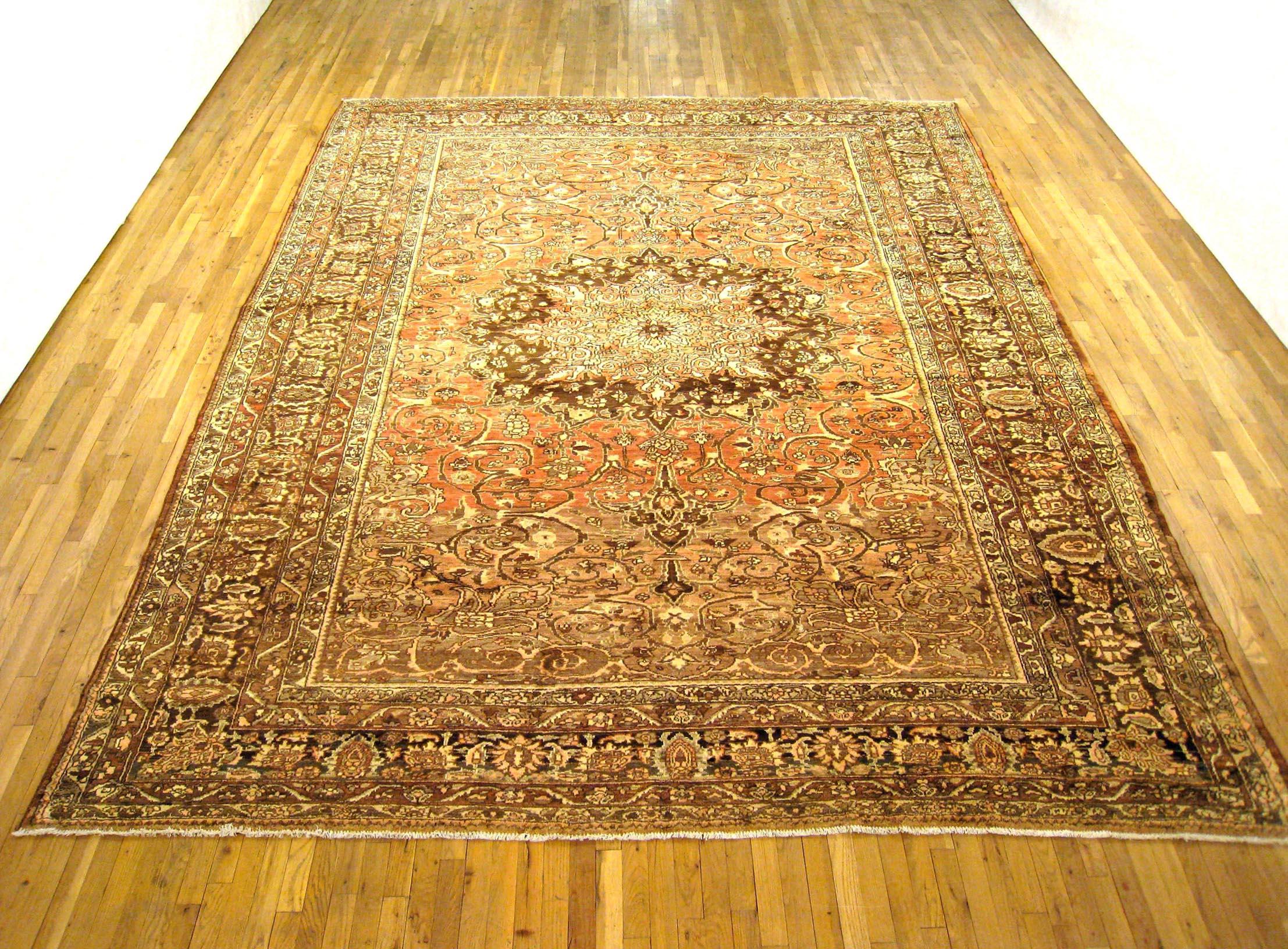 Antiker persischer Baktiari Orientteppich, Raumgröße

Ein antiker Baktiari Orientteppich, Größe 13'4 x 10'0, um 1920. Dieser hübsche handgewebte geometrische Teppich zeigt ein zentrales Medaillon in einem weichen roten Feld. Das zentrale Feld ist