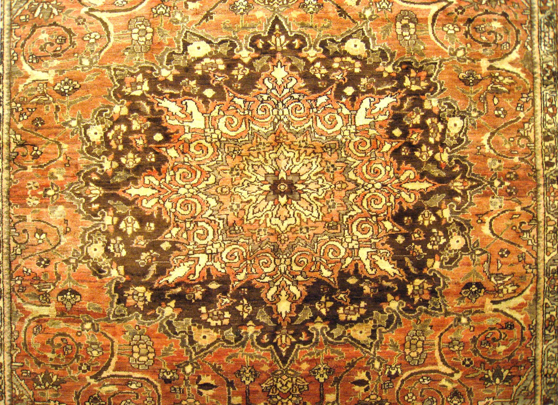Antique Persian Baktiari Oriental Rug, in Room size, w/ Central Medallion In Good Condition For Sale In New York, NY