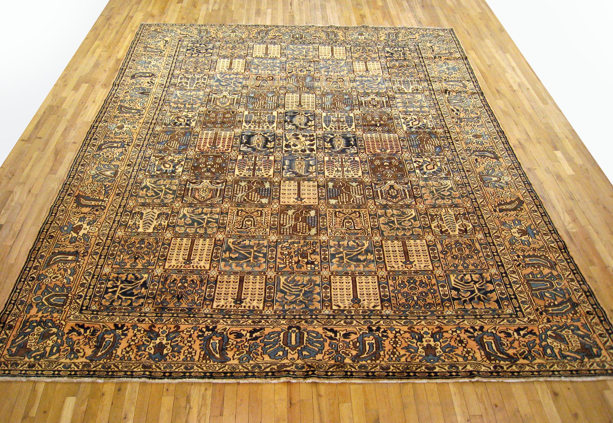Vintage Persian Baktiari Oriental Rug, Room size

A vintage Baktiari oriental rug, size 13'0