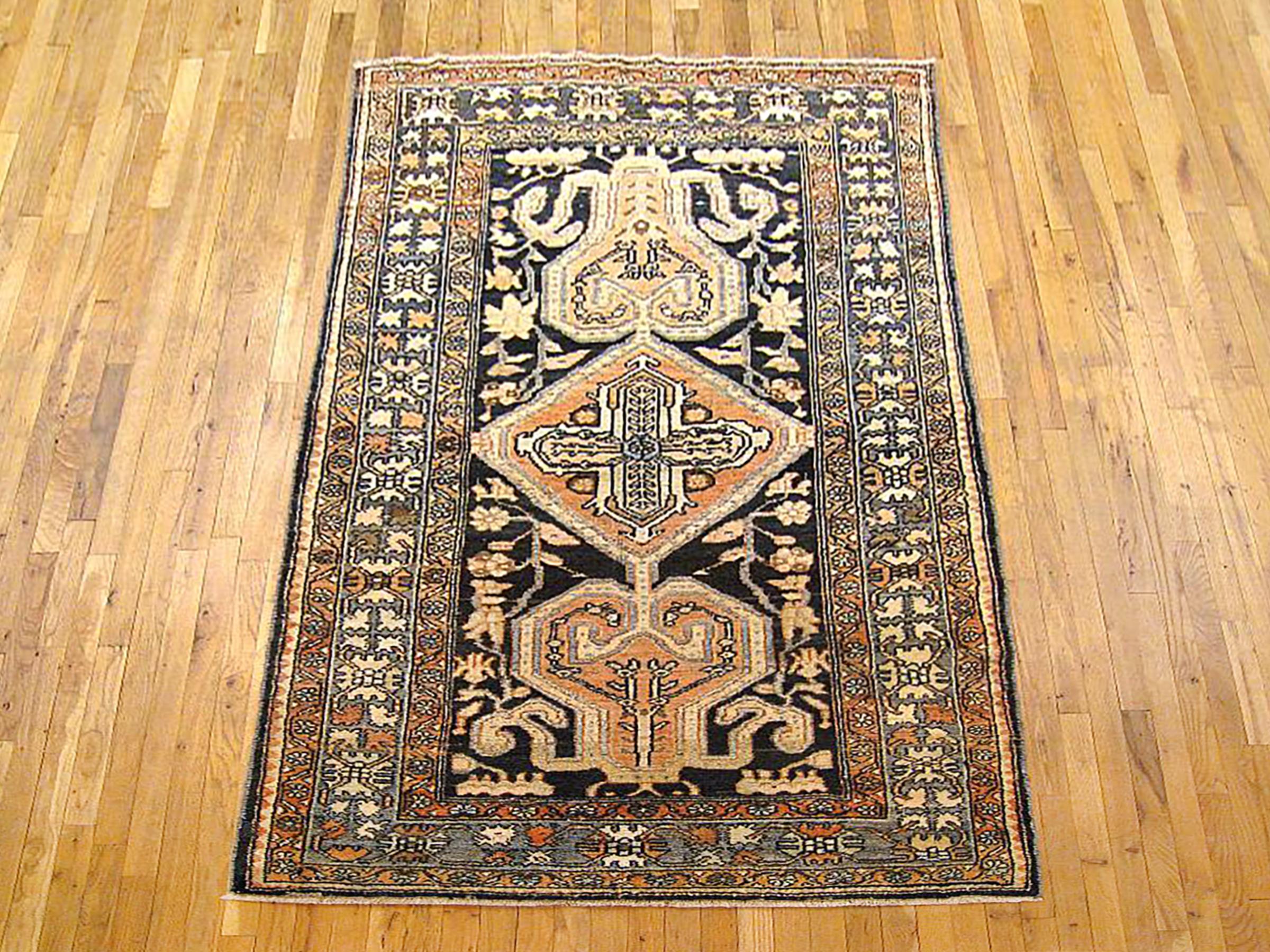 Antique Persian Baktiari Oriental rug, small size

An antique Baktiari oriental rug, size 6'8